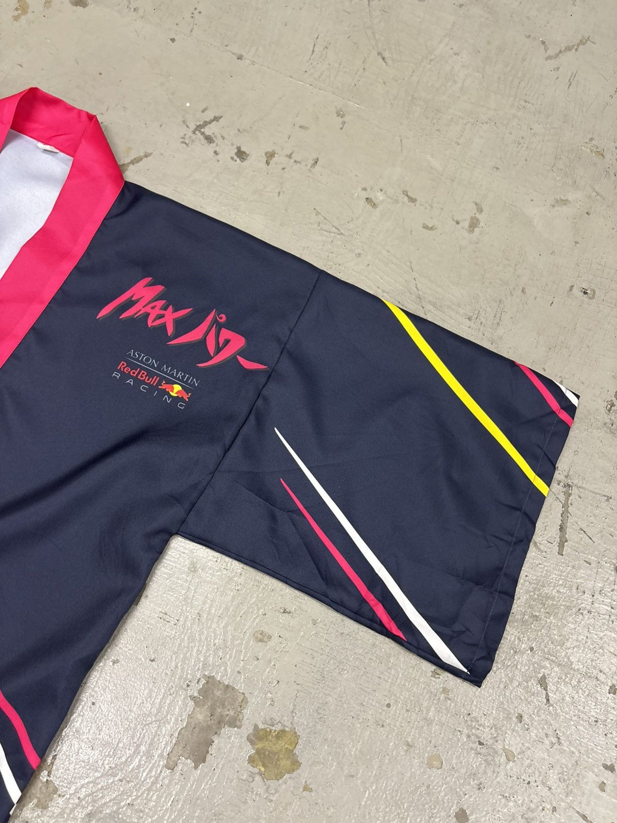 Red Bull RARE Max Verstappen Red Bull Racing Formula 1 Kimono Size US L / EU 52-54 / 3 - 6 Thumbnail
