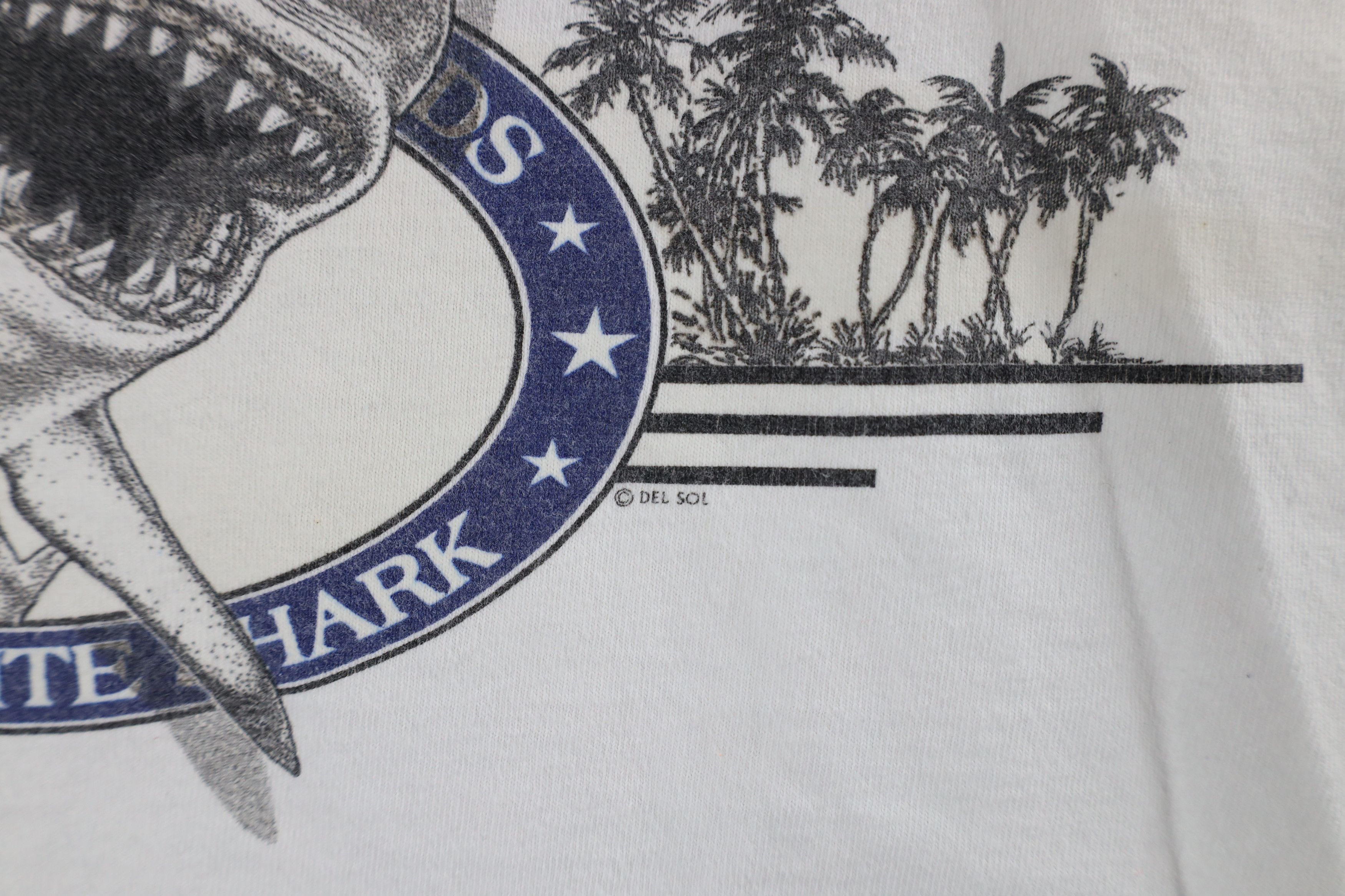 Vintage Vintage 90s Streetwear Mackinaw Great White Shark T-Shirt Size US XL / EU 56 / 4 - 5 Thumbnail