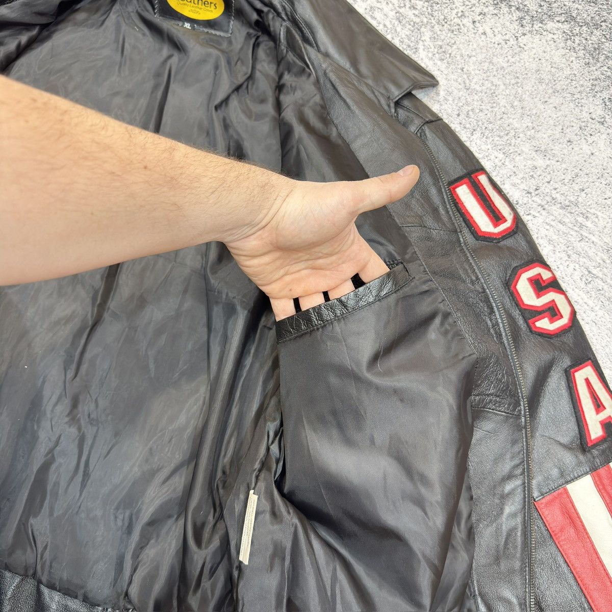 Other Vintage Mens Leather Bomber Jacket USA XL size Size US XL / EU 56 / 4 - 18 Thumbnail