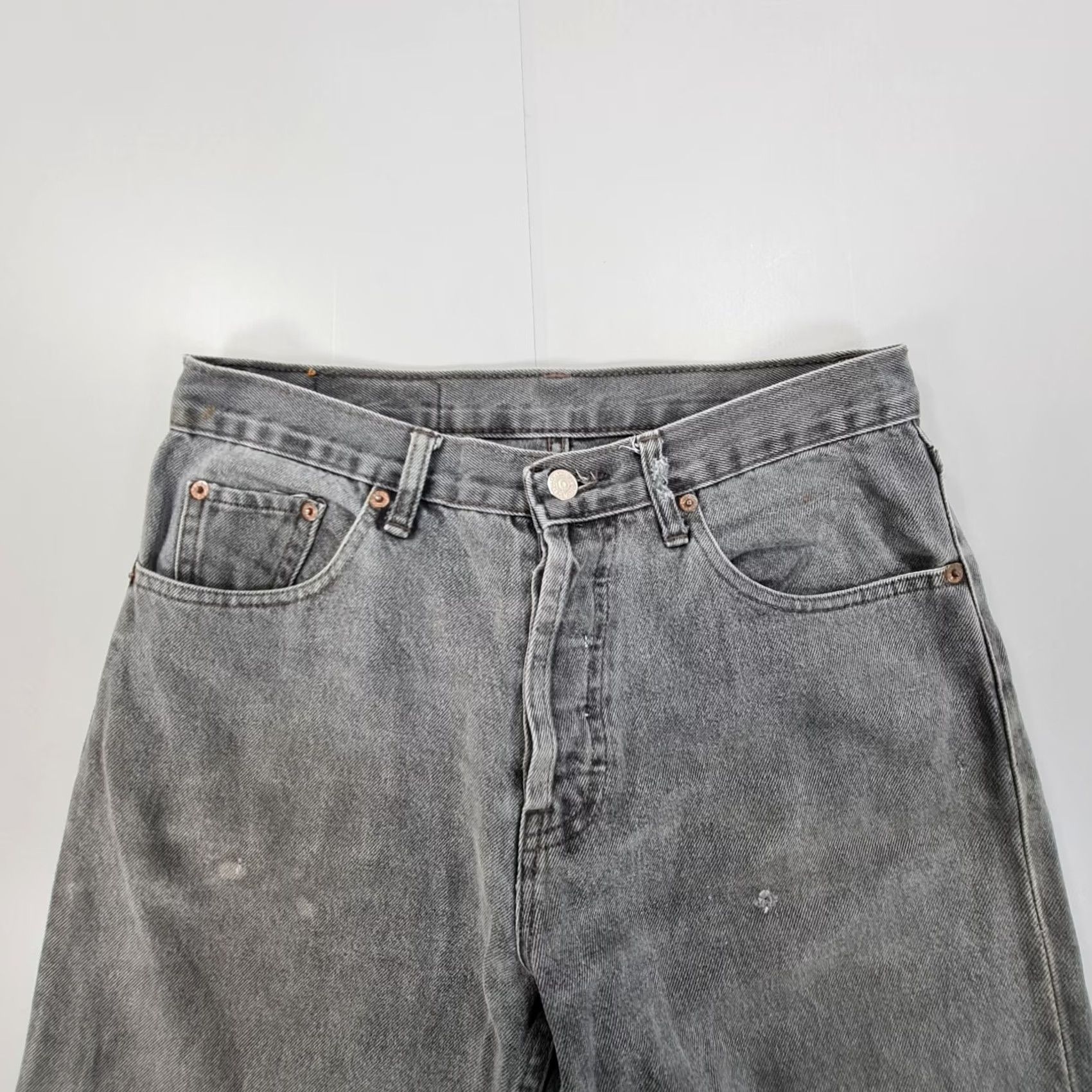 Levi's VINTAGE Levi's 501 Jeans Mens Grey W32 L30 Distressed 90s Made in USA Jeans Size US 32 / EU 48 - 2 Thumbnail