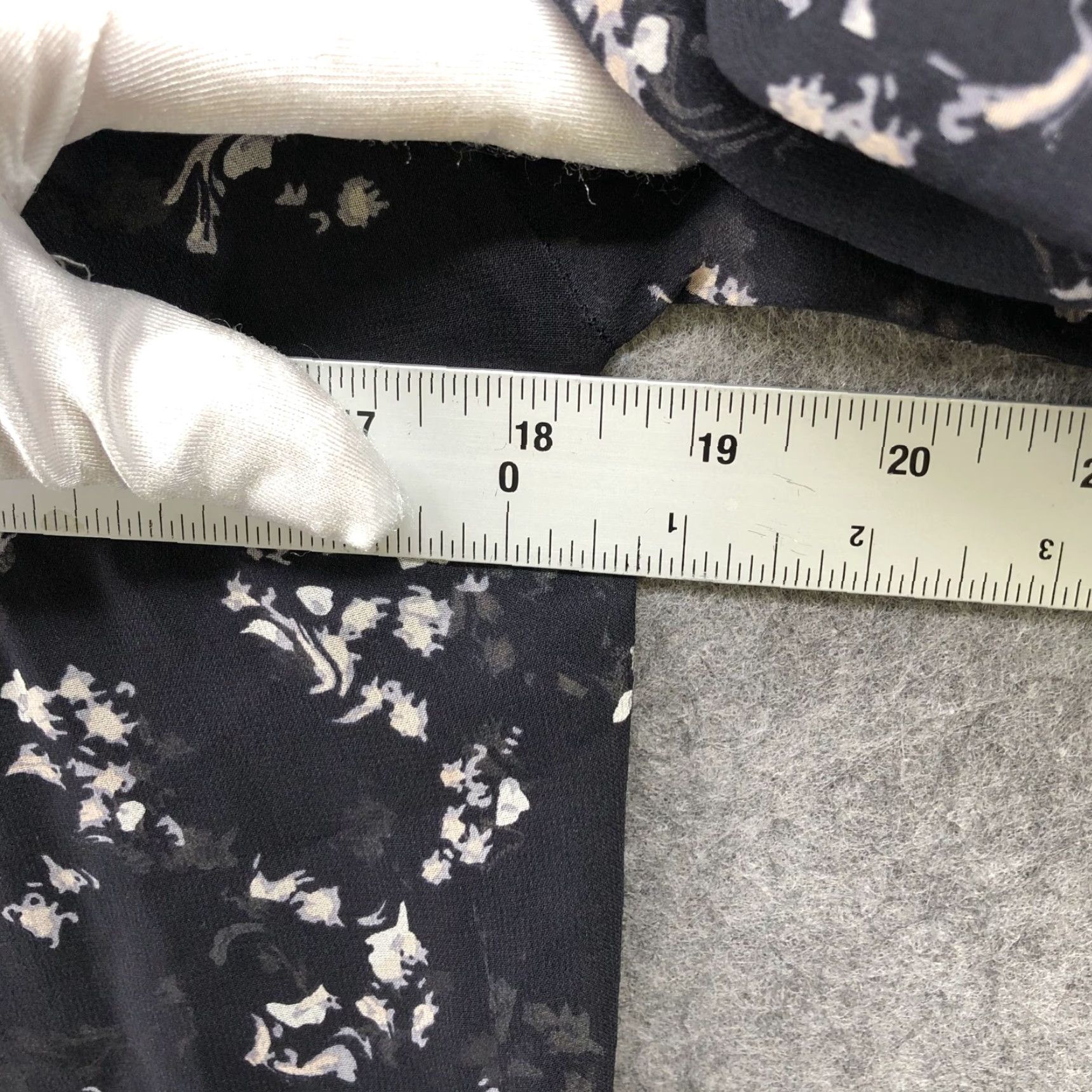 Club Monaco Club Monaco Women's XS Black Floral 100% Silk Popover Top 3/4 Sleeve Pintuck Blouse Size XS / US 0-2 / IT 36-38 - 8 Thumbnail