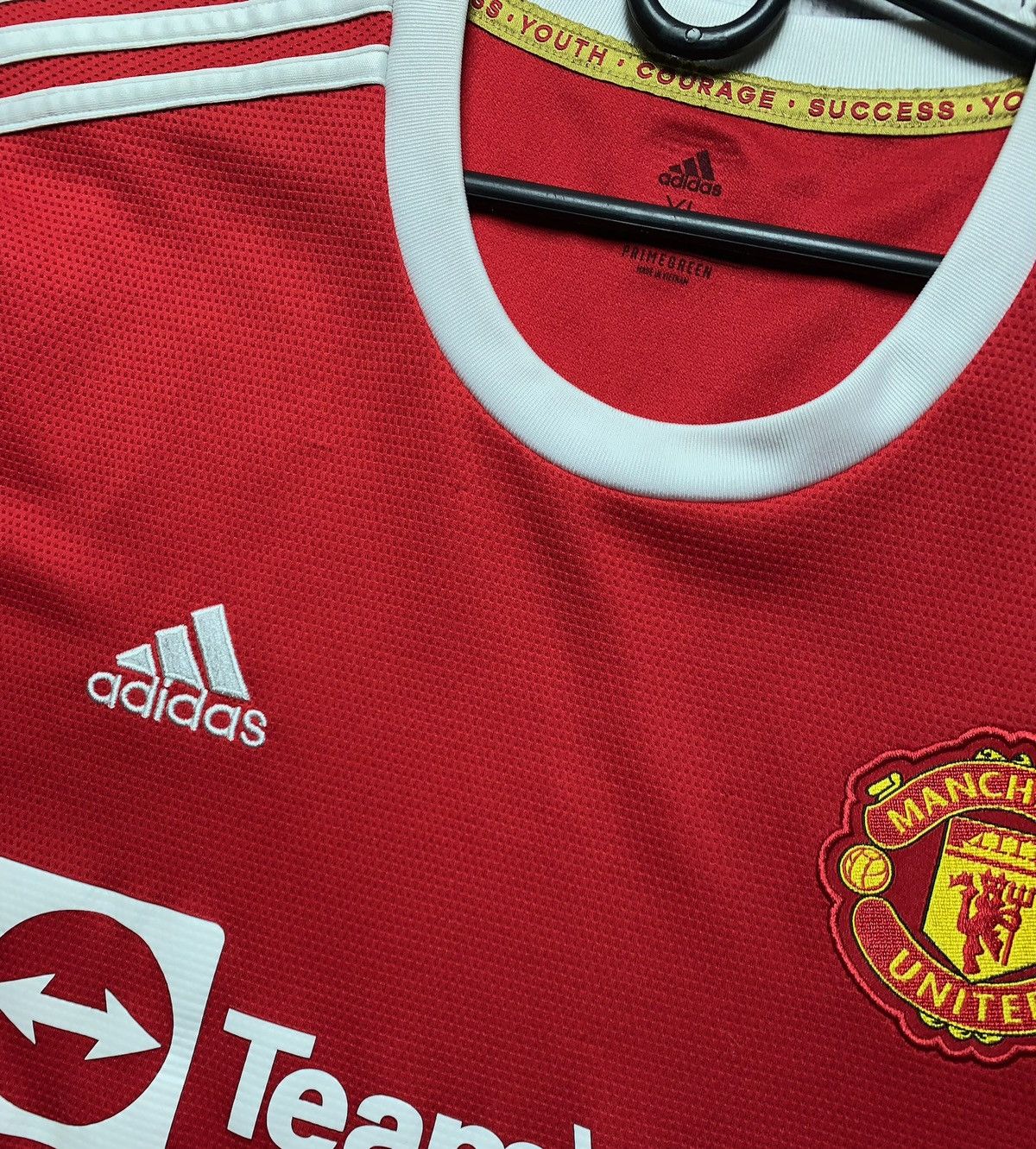Adidas × Vintage Vintage adidas Manchester United soccer jersey size XL Size US XL / EU 56 / 4 - 4 Thumbnail