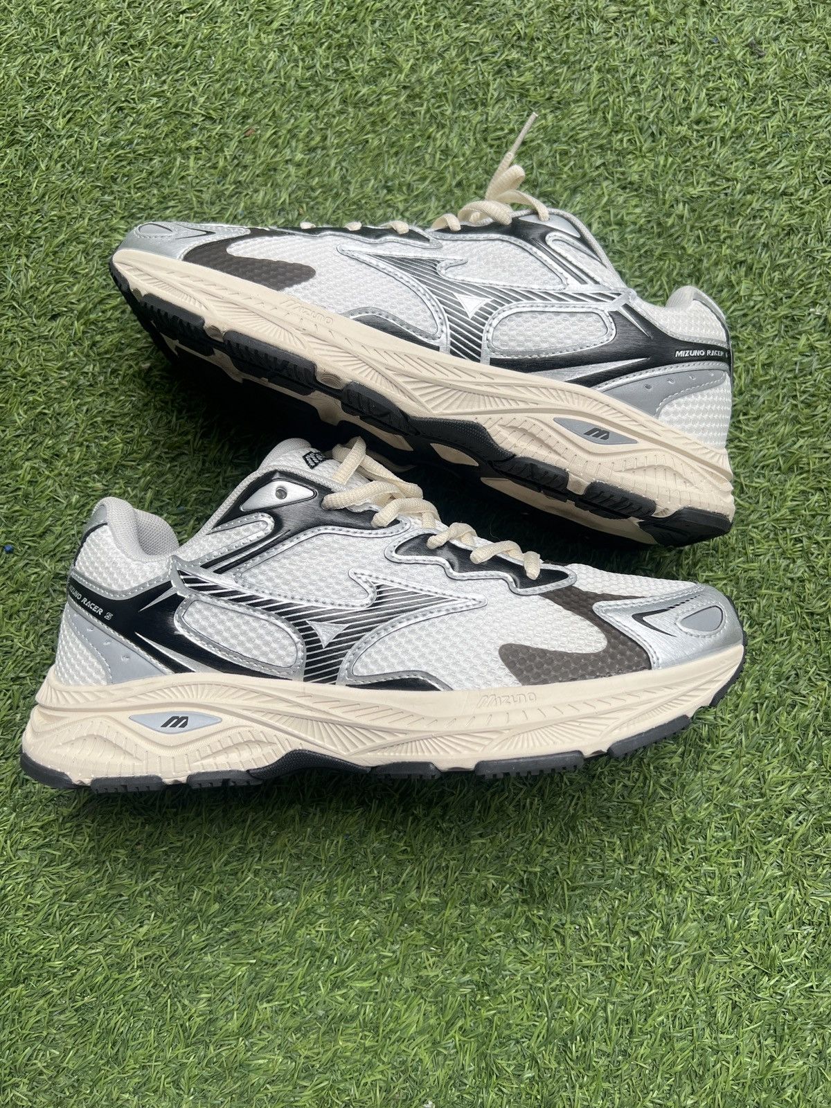 Mizuno 💥Mizuno Racer S Silver Black Size US 10.5 / EU 43-44 - 2 Thumbnail