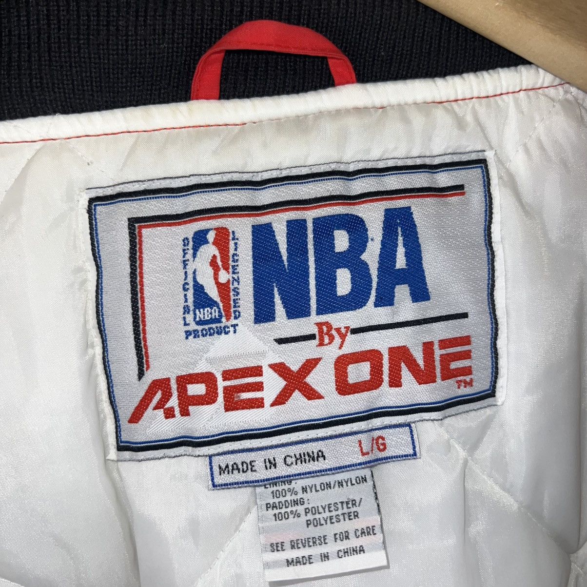 Apex One VINTAGE 90s APEX ONE NBA CHICAGO BULLS LOGO PUFFER JACKET Size US L / EU 52-54 / 3 - 16 Thumbnail