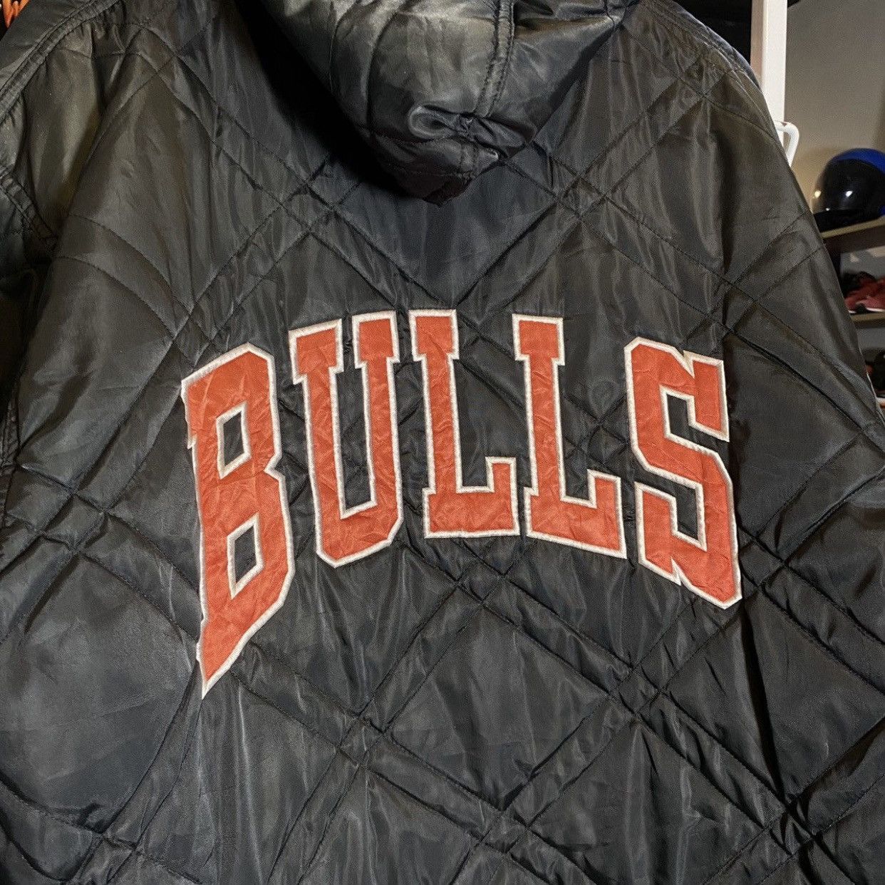 NBA VINTAGE 90s Chicago Bulls “BULLS” Light Puffer Jacket Size US XL / EU 56 / 4 - 6 Thumbnail