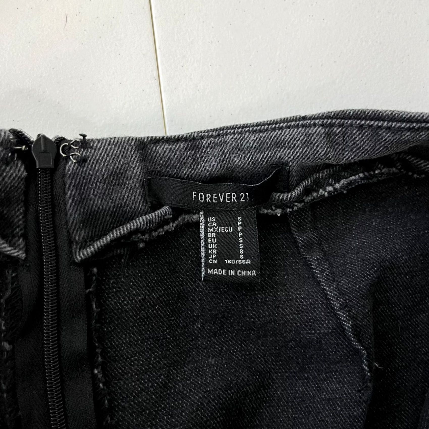 Forever 21 FOREVER 21 Mini Skirt Women's S Black Ruffle Back Zip Cotton Denim 90s Size 28" / US 6 / IT 42 - 7 Thumbnail