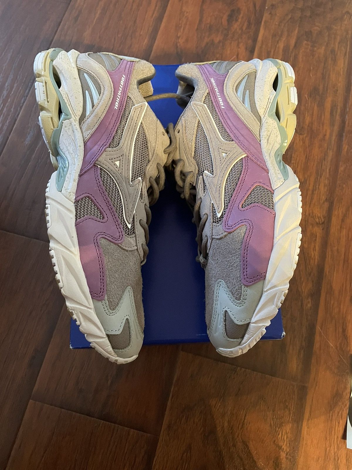 Footpatrol × Mizuno Mizuno Wave Rider 10 Footpatrol Grey Rust Size US 9 / EU 42 - 3 Thumbnail