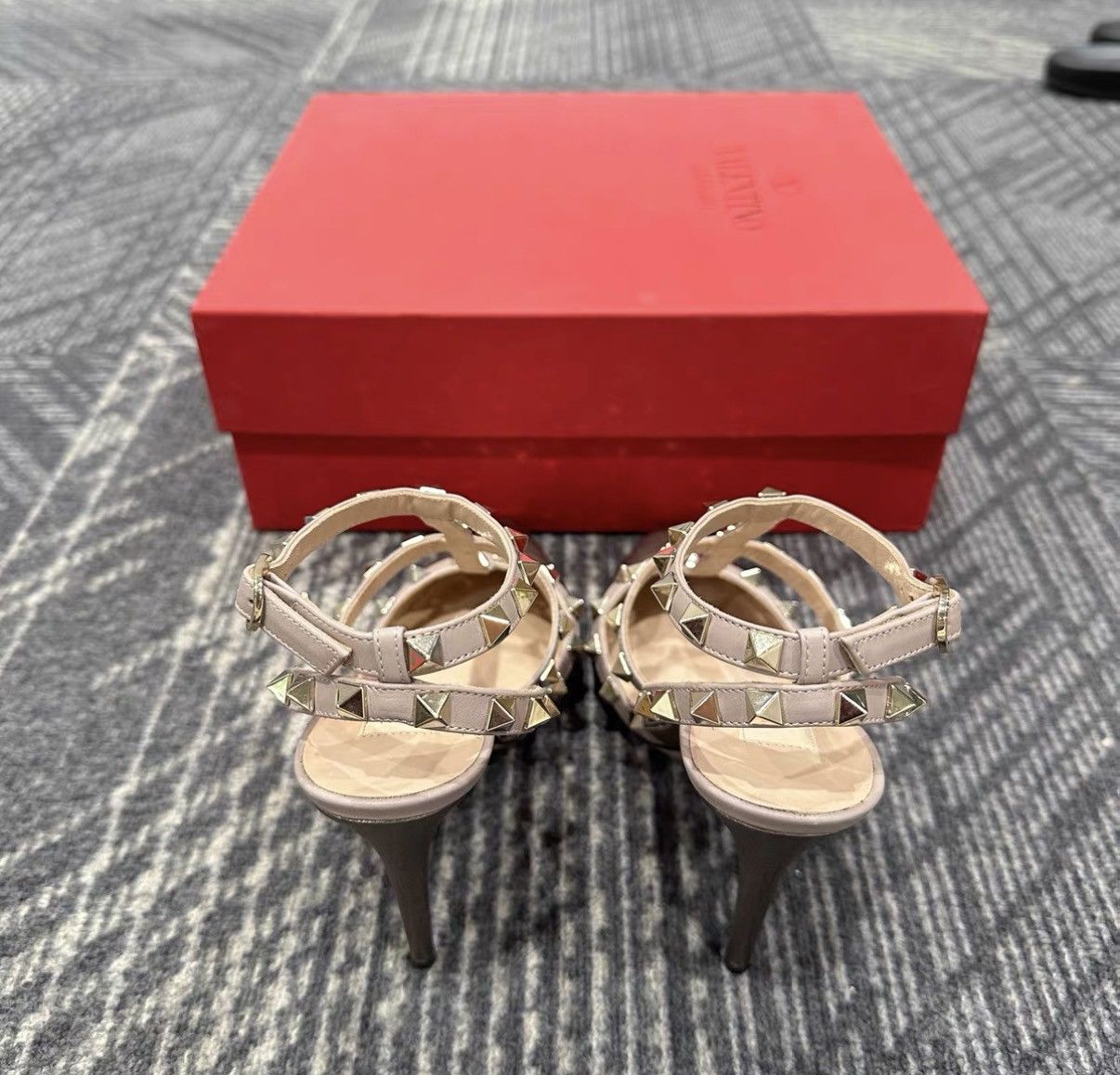 Valentino Valentino Grained Leather Studded High Heels J42 Size US 7 / IT 37 - 3 Thumbnail