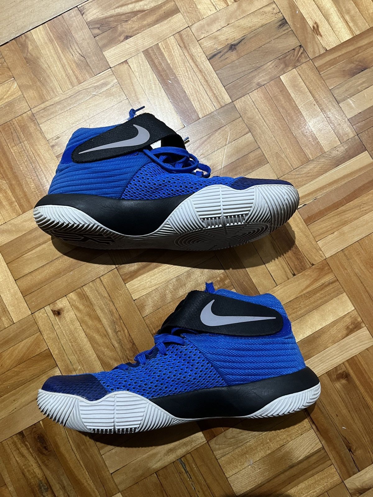 Nike Nike Kyrie 2 Size US 10 / EU 43 - 2 Thumbnail