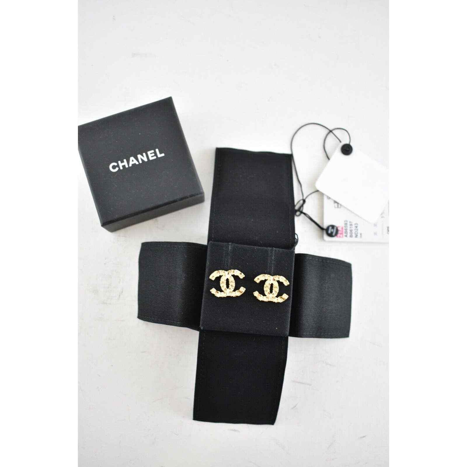 Chanel Chanel Gold Interlocking Hammered Drop Statement Earrings Size ONE SIZE - 2 Thumbnail