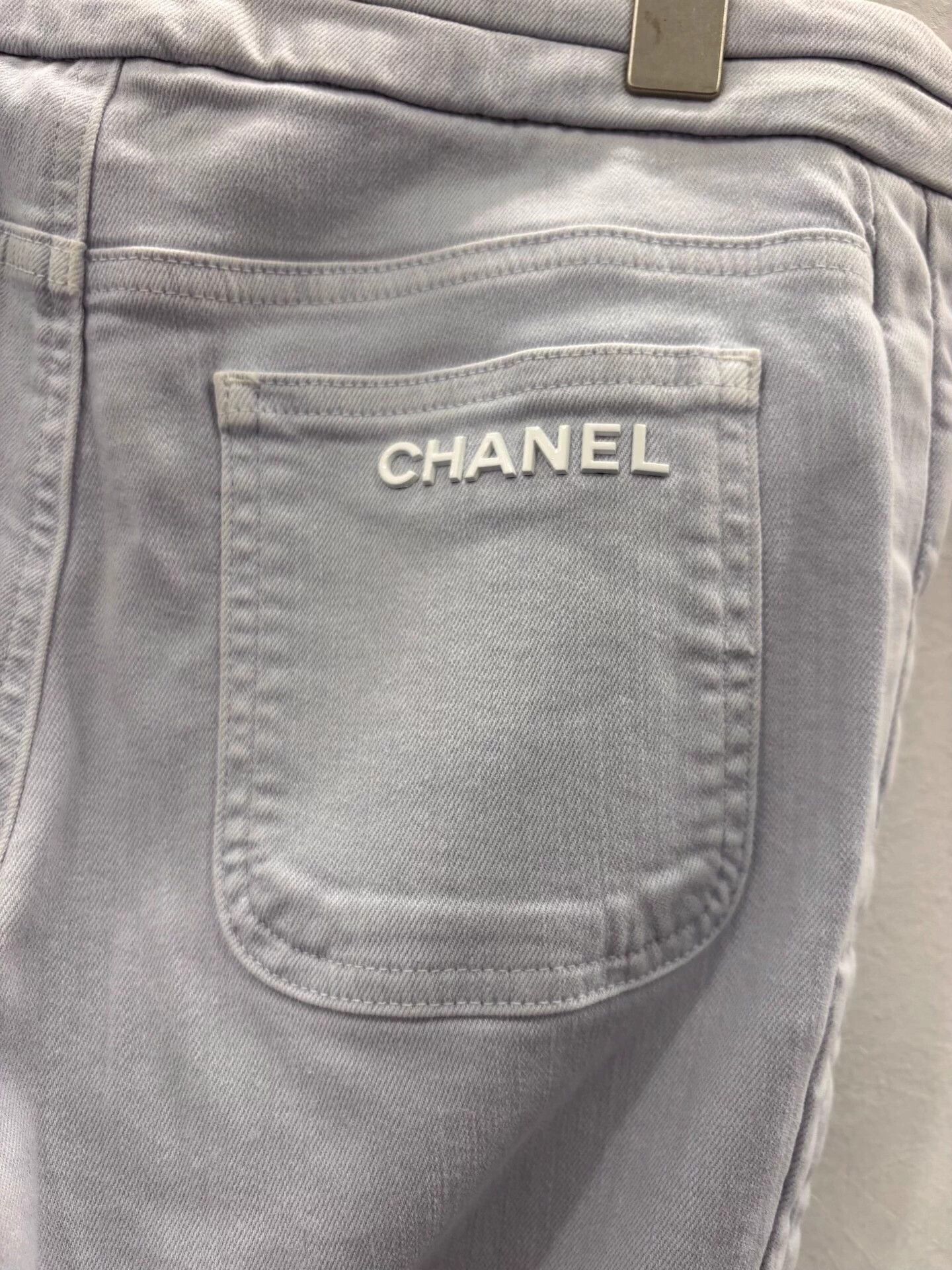 Chanel CHANEL women's light gray back white logo jeans 40 Size 28" / US 6 / IT 42 - 3 Thumbnail