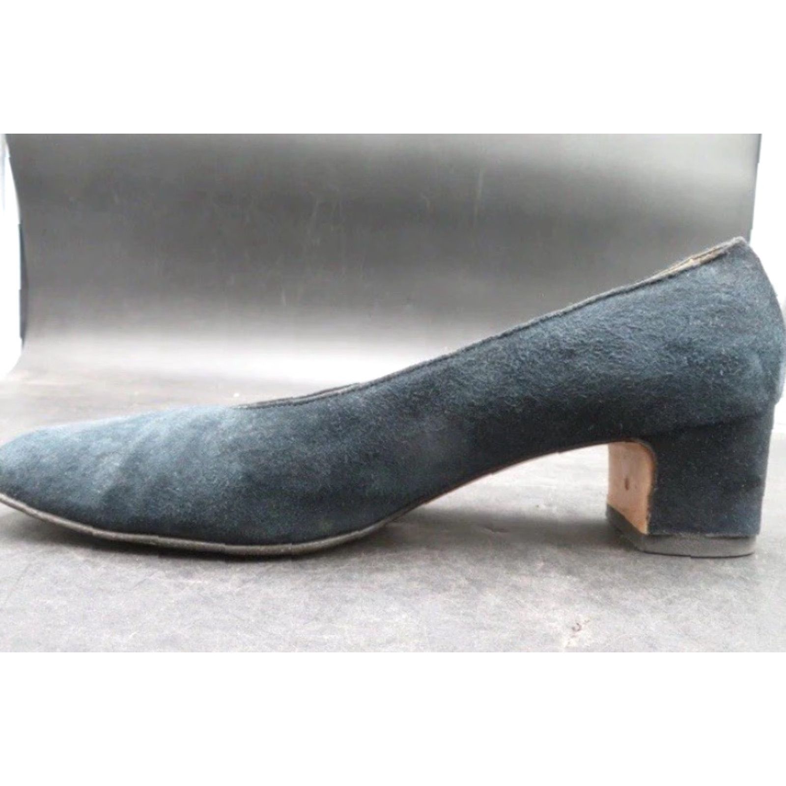 Salvatore Ferragamo Women Salvatore Ferragamo Navy Blue Suede Leather Pump Heels MadeInItaly Size 7B Vintage Block Heel Size US 7 / IT 37 - 5 Thumbnail
