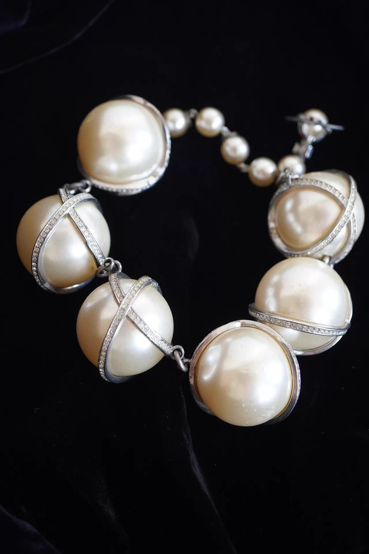 Vivienne Westwood Vivienne Westwood 1999 Giant Pearl Bracelet Worn Size ONE SIZE - 3 Thumbnail