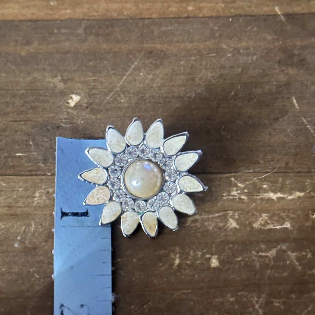 Vintage Vintage white enamel and rhinestone clip on flower earrings Size ONE SIZE - 4 Thumbnail