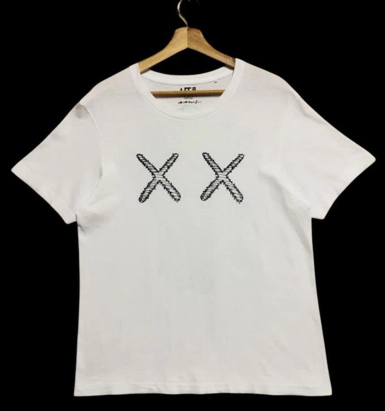 Japanese Brand × Kaws × Uniqlo Kaws Skeleton Size US L / EU 52-54 / 3 - 2 Thumbnail