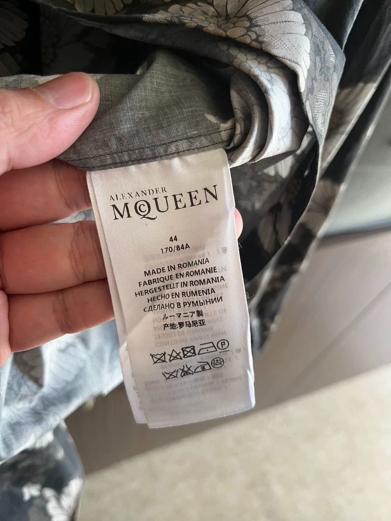 Alexander McQueen Alexander McQUEEN Show - style shirt, with a greyish tone Size US S / EU 44-46 / 1 - 5 Thumbnail