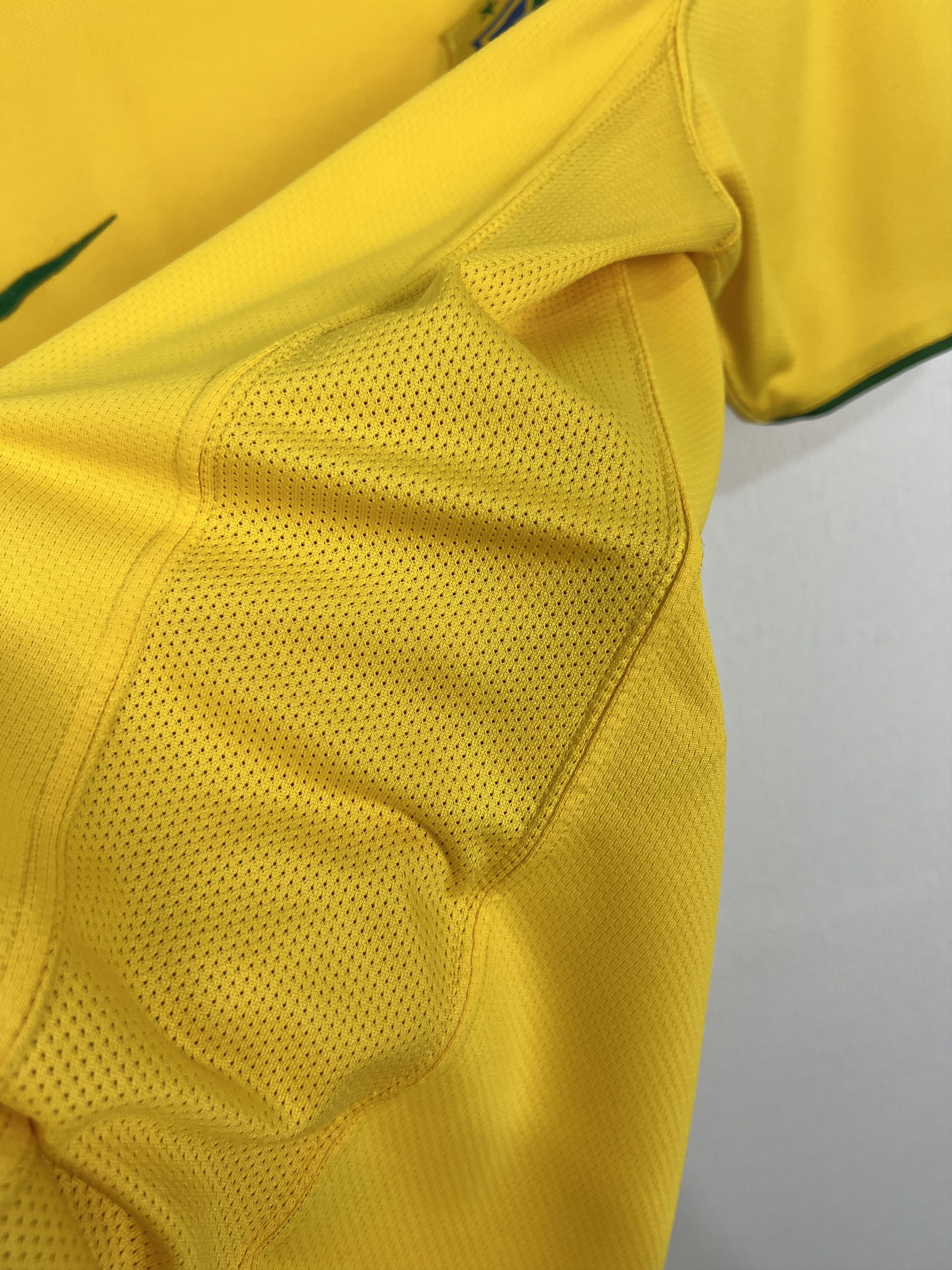 Nike Brazil Home football shirt 2006 Soccer Nike Jersey Mens Size US M / EU 48-50 / 2 - 6 Thumbnail