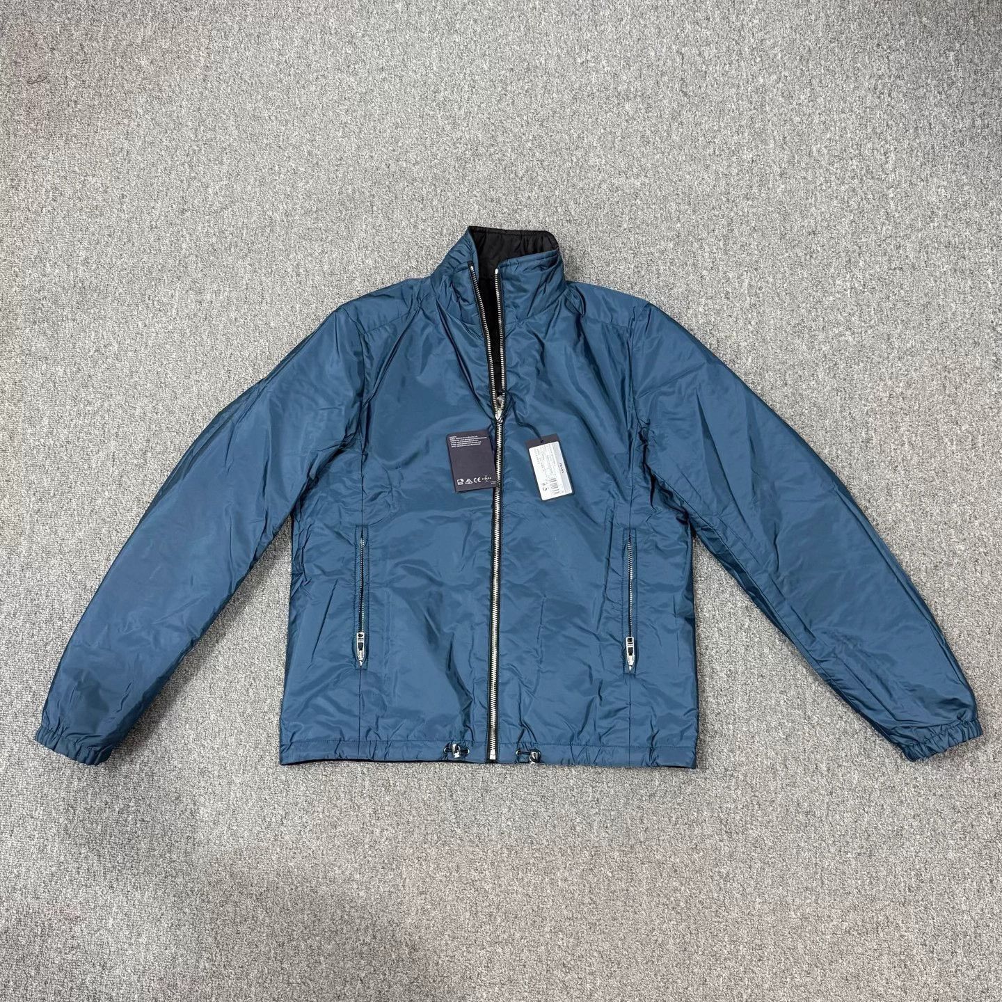 Prada Prada NWT triangle logo double-faced puffer size 48 Size US M / EU 48-50 / 2 - 3 Thumbnail