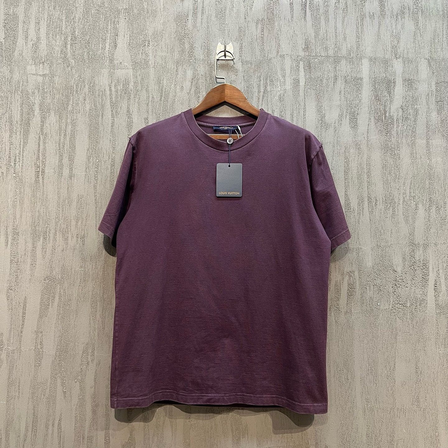 Louis Vuitton Louis Vuitton Logo Debossed T-Shirt Purple XL Size US XL / EU 56 / 4 - 1 Thumbnail
