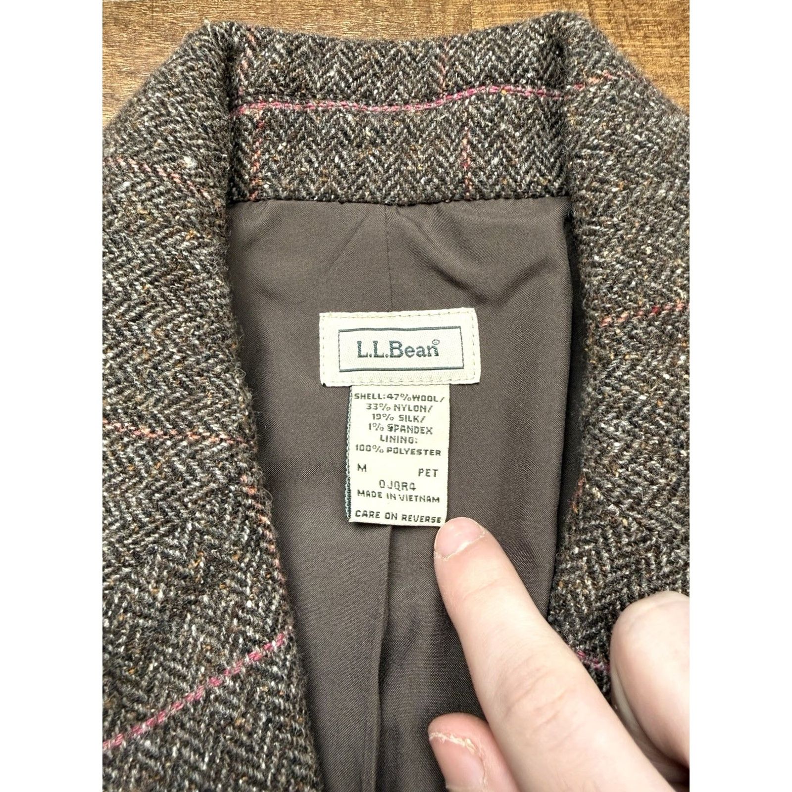Vintage VINTAGE L.L. Bean Wool Silk Herringbone Tweed Blazer Jacket Brown Women’s Medium petite Blazer Women’s Brown PM Petite Mens Girls Size M / US 6-8 / IT 42-44 - 4 Thumbnail
