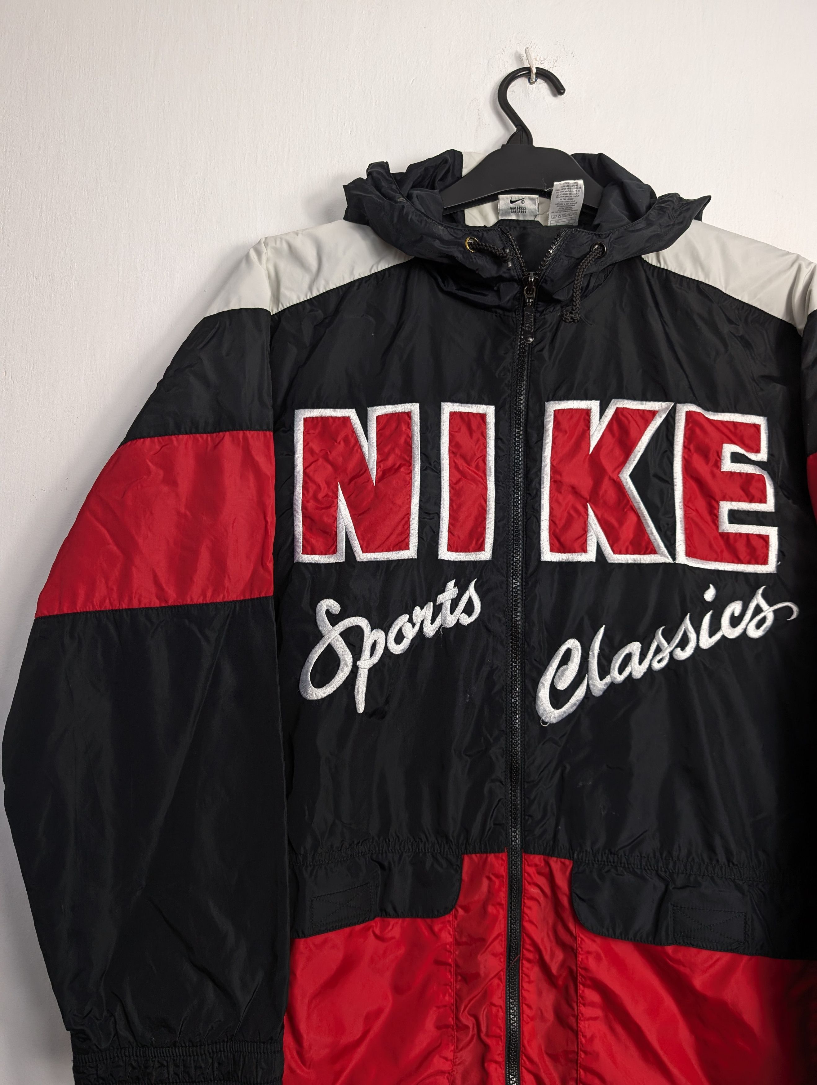 Nike Vintage Nike Sports Classics Windbreaker Jacket Boxy Y2K Size US S / EU 44-46 / 1 - 2 Thumbnail