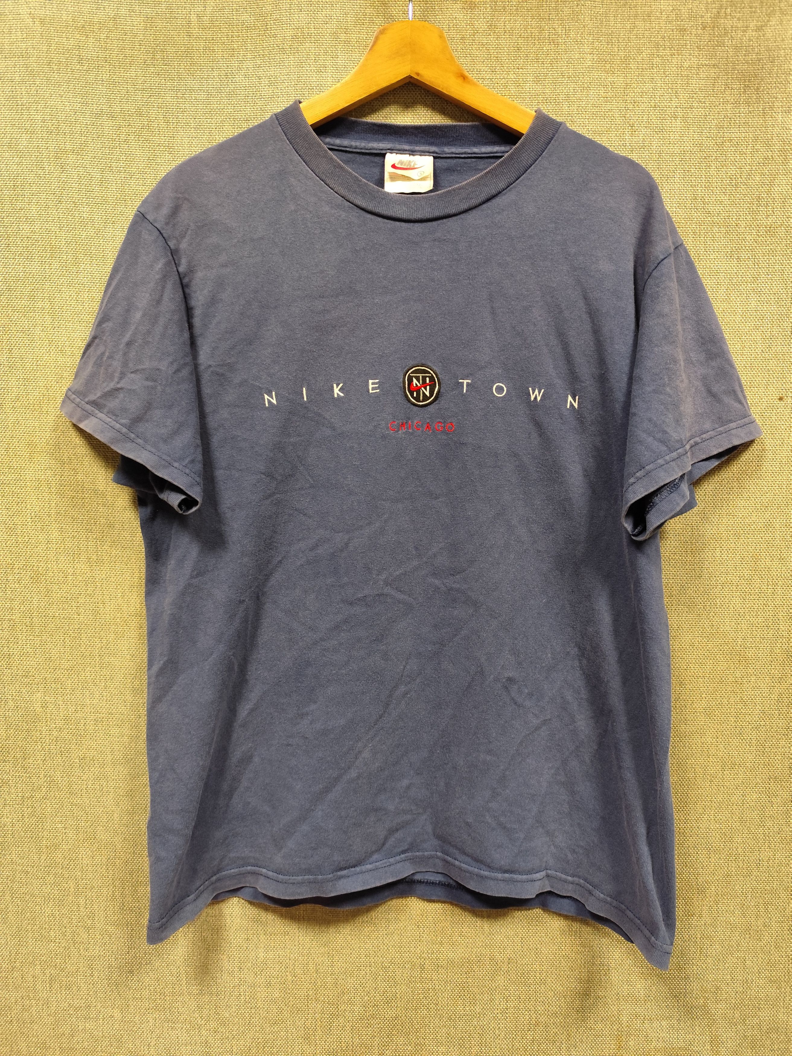 Nike vintage 90s t shirt Nike Town Chicago Size US M / EU 48-50 / 2 - 1 Thumbnail