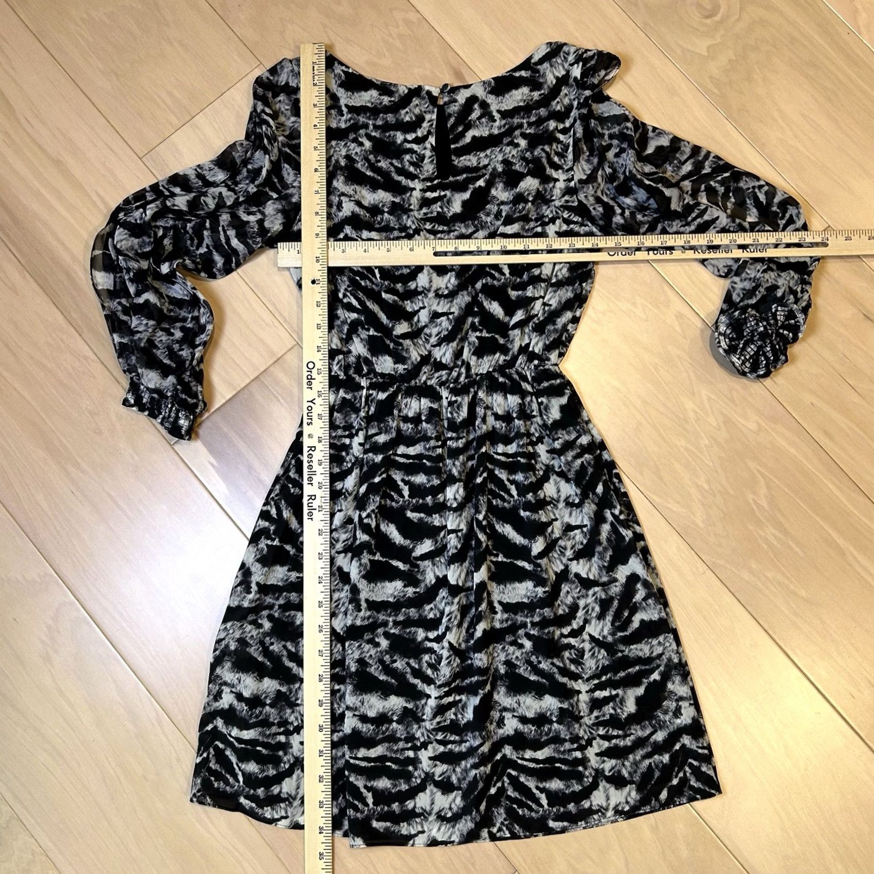 Alice + Olivia VINTAGE? No. Alice + Olivia Animal Print Silk Mini Dress Long Sleeve XS Women’s Size XS / US 0-2 / IT 36-38 - 4 Thumbnail