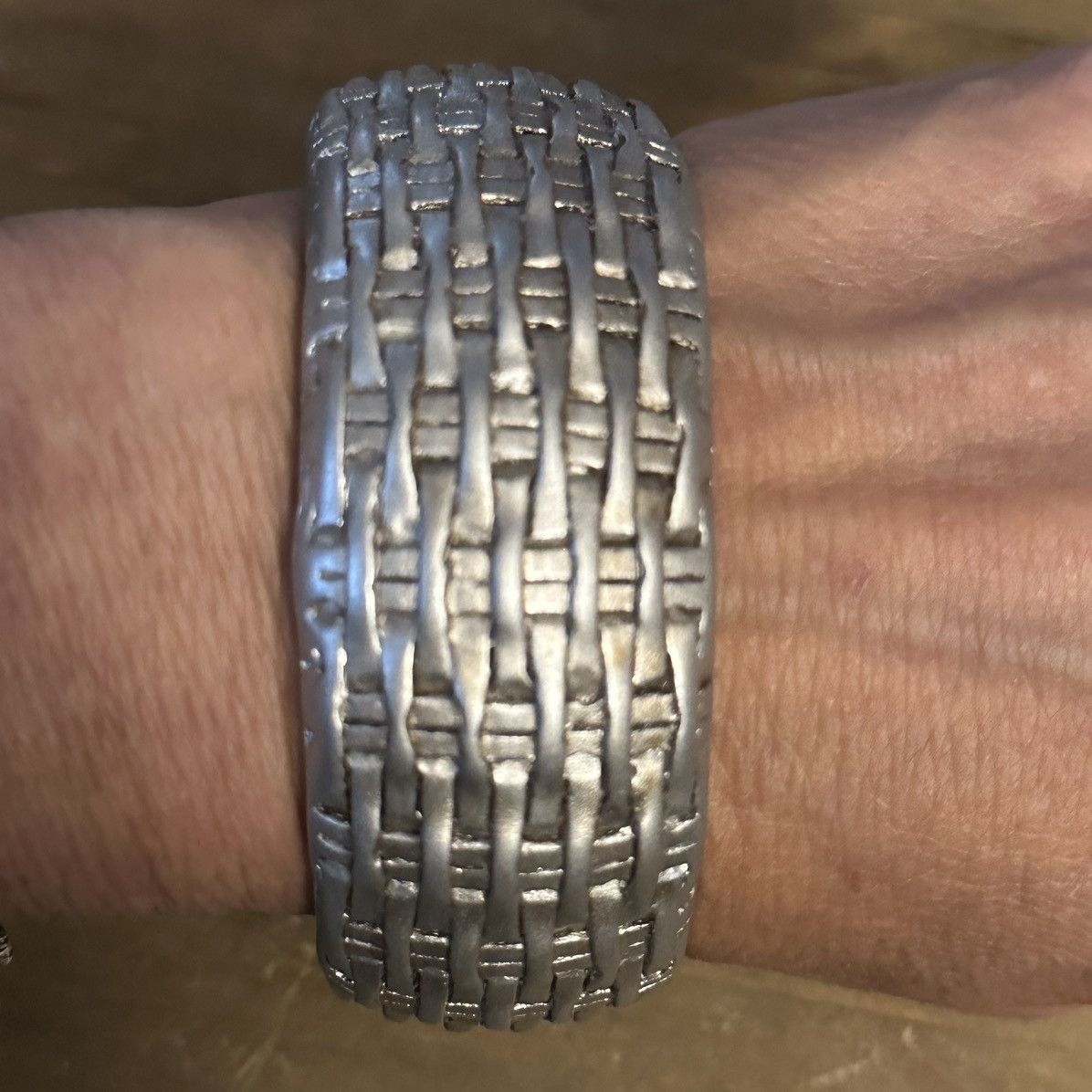 Other Resin basketweave chunky silver bangle bracelet Size ONE SIZE - 4 Thumbnail