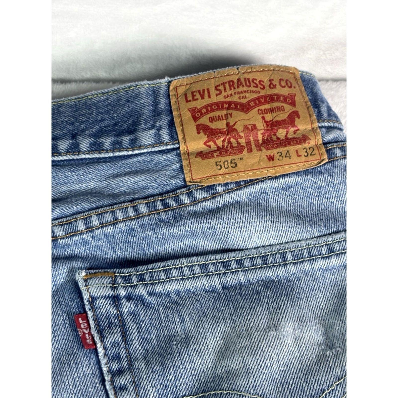 Denime Levis 505 Jeans Mens 34x32 Medium Wash Straight Leg Denim Cotton Button Zip Pocket Logo Vintage No Size US 34 / EU 50 - 7 Thumbnail