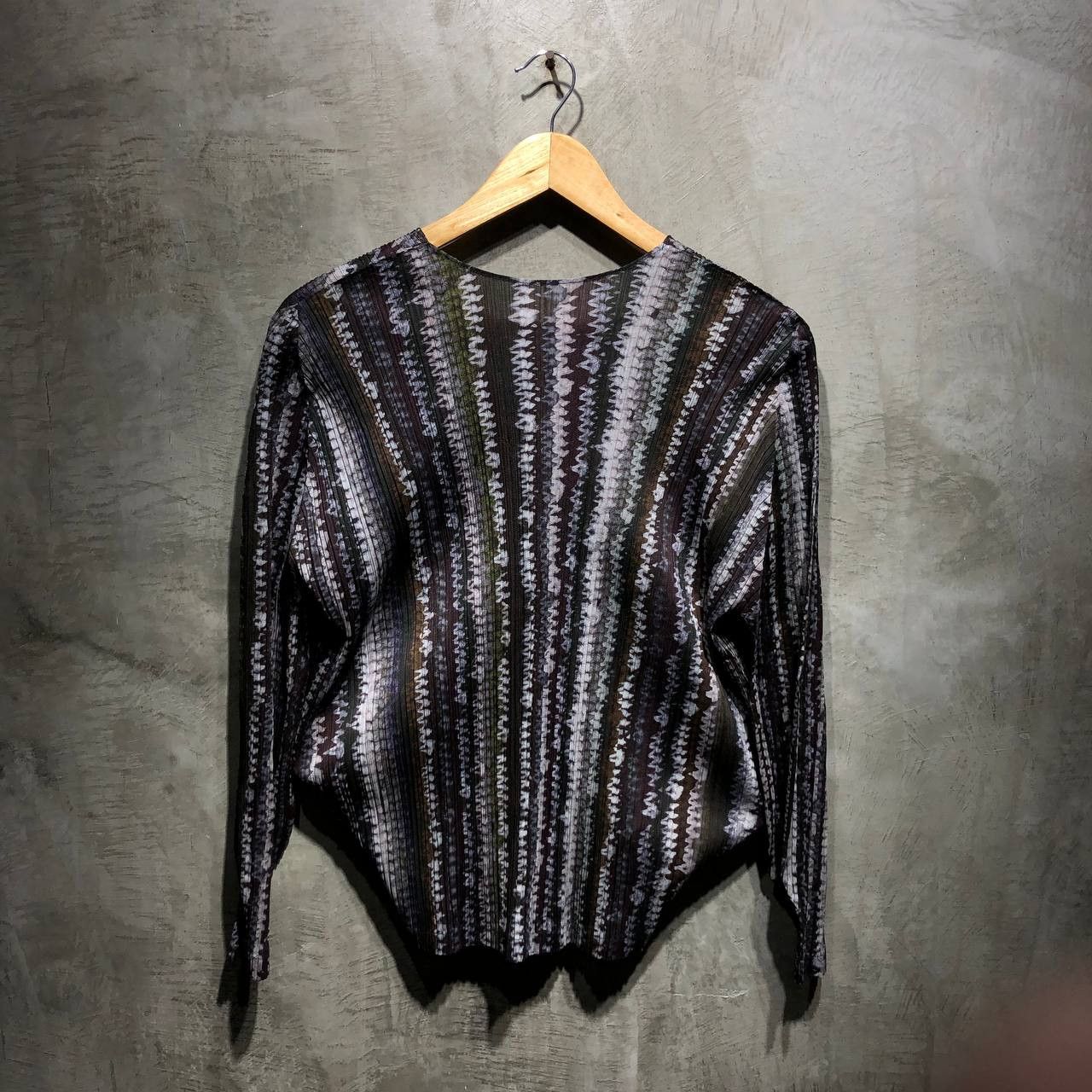 Pleats Please Issey Miyake Issey Miyake Pleats please asymmetrical vneck long sleeves Size L / US 10 / IT 46 - 3 Thumbnail