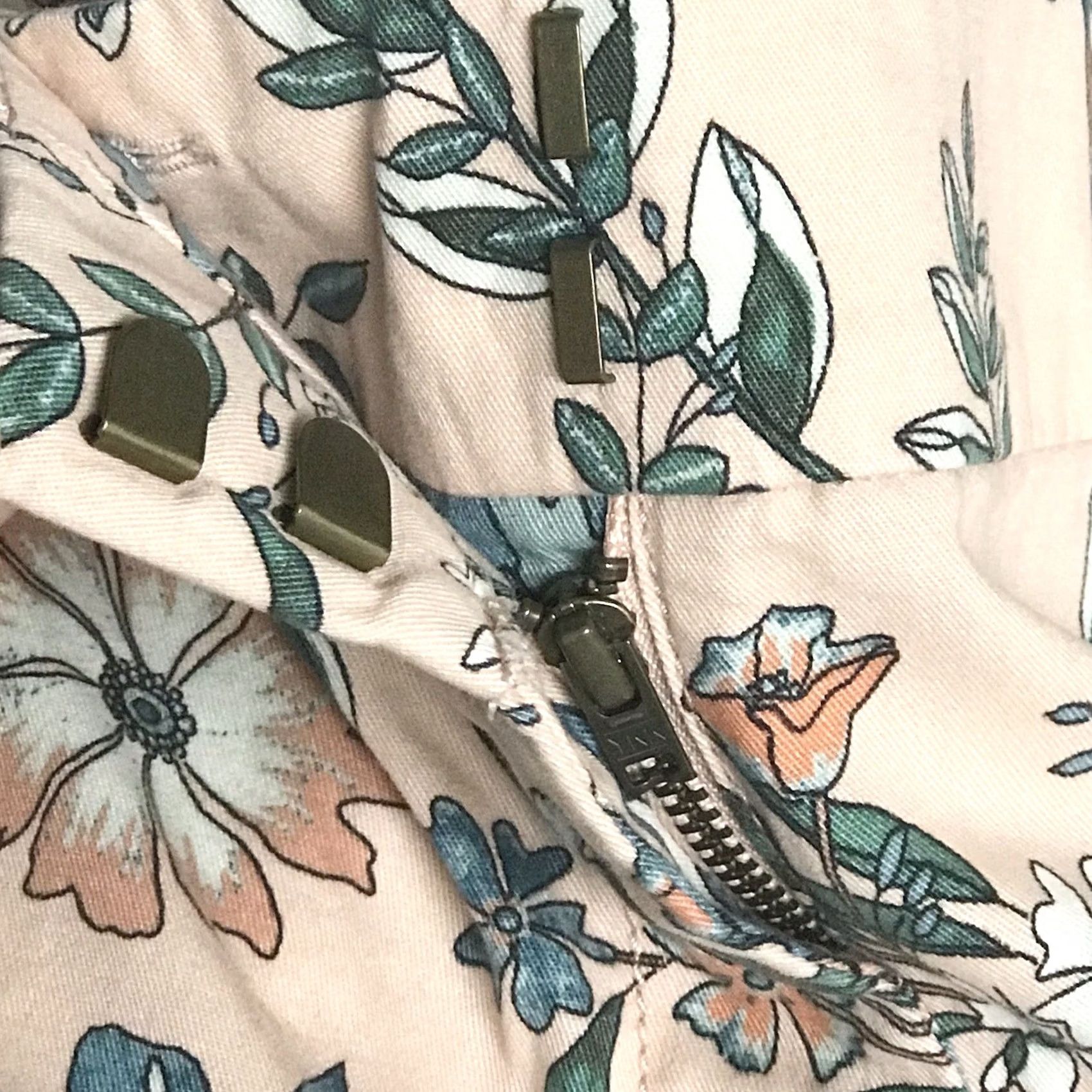 Loft LOFT Outlet Women Creamy Peach Multi Floral Print 4” Mid-Rise Chino Shorts 16 Size 38" / US 16 / IT 52 - 4 Thumbnail