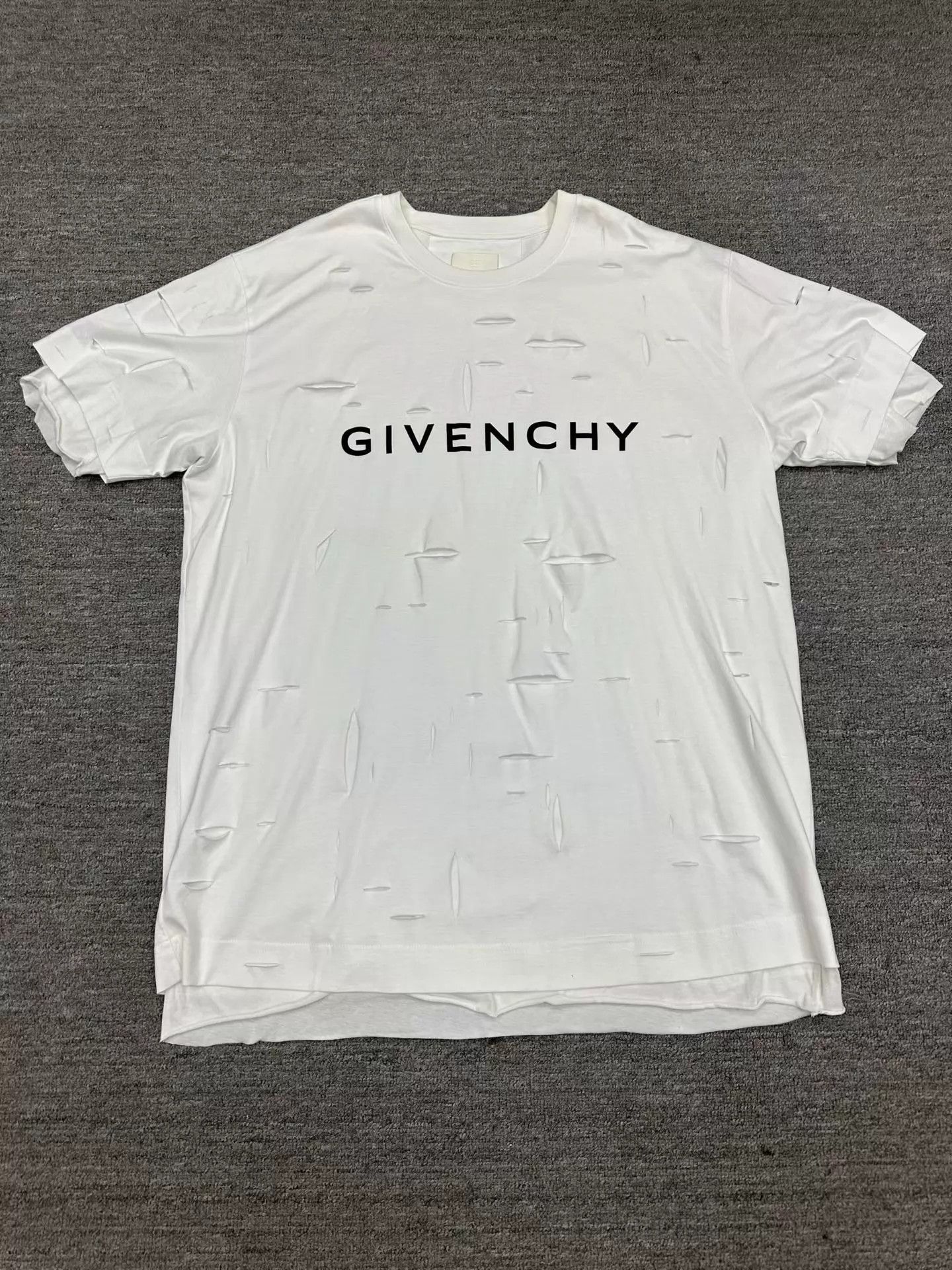 Givenchy Givenchy distressed logo short sleeve M Worn once Size US M / EU 48-50 / 2 - 1 Thumbnail