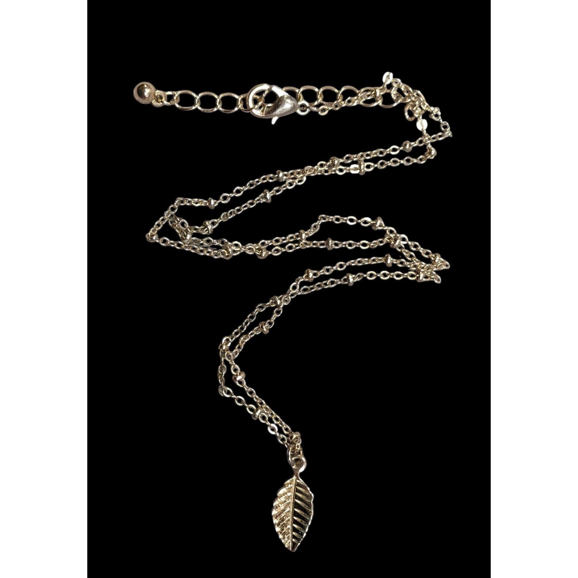 Other Minimalist Leaf Shaped Gold Tone Pendant Necklace Size ONE SIZE - 1 Thumbnail