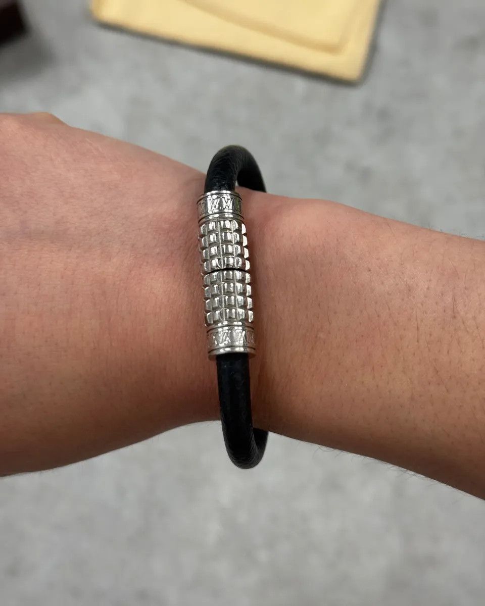 Louis Vuitton Louis Vuitton Black Leather Bracelet Size ONE SIZE - 3 Thumbnail