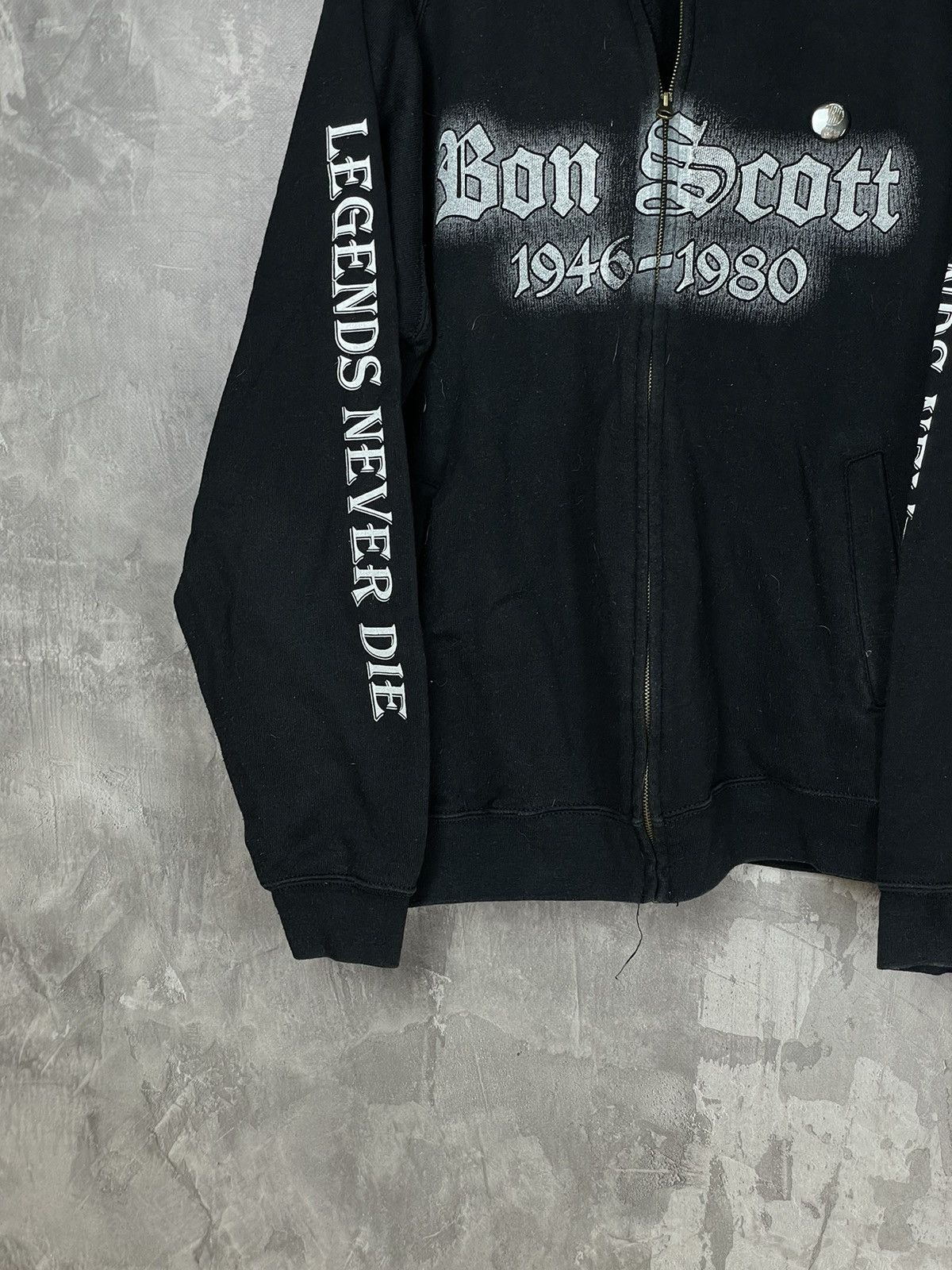 Band Tees × Vintage Vintage 90s Bon Scott Band Metal Rock Zip Up Sweatshirt Size US L / EU 52-54 / 3 - 6 Thumbnail