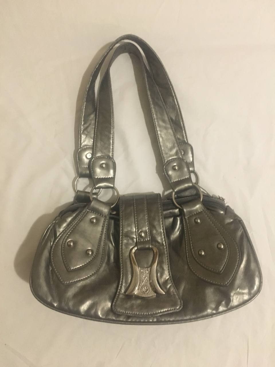 Vintage Metallic silver handbag with large fittings Size ONE SIZE - 1 Thumbnail