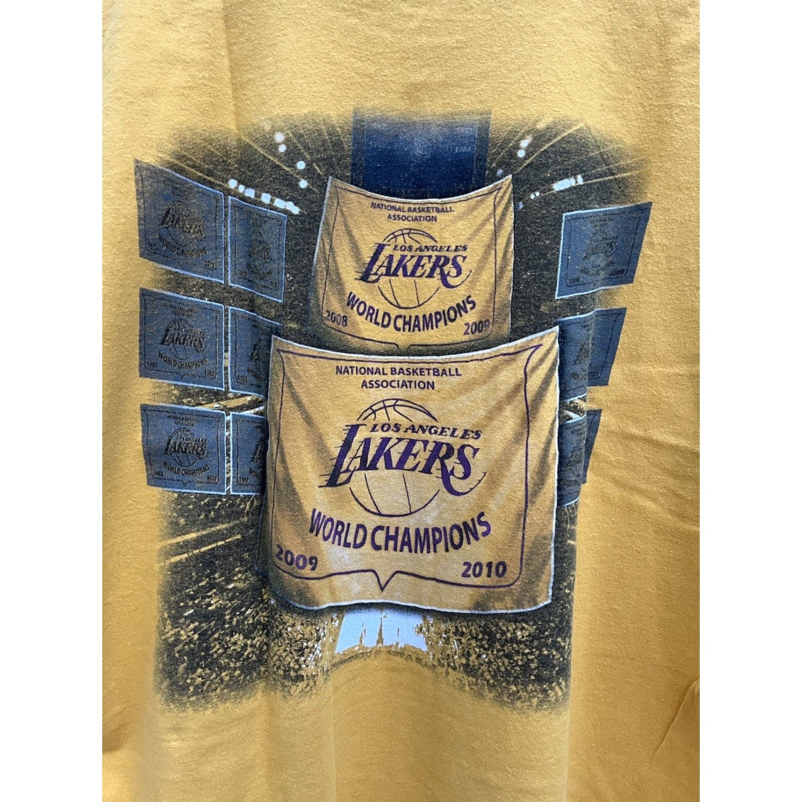 Gildan VINTAGE LA Lakers World Champions 2009 2010 Kobe Bryant Rap Tee Shirt Mens XL Yellow Gildan T-Shirt USA Back To Back 2009 2010 Mens XL Size US XL / EU 56 / 4 - 4 Thumbnail