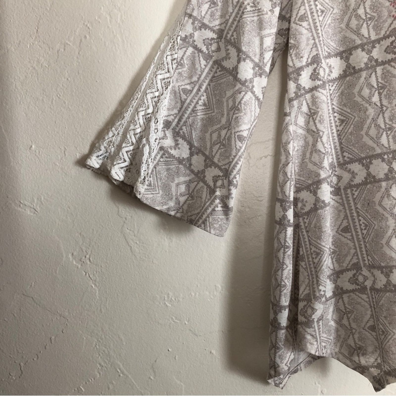 Other Cato Gray Draped Hem Floral Lace Geometric Blouse Top Size L / US 10 / IT 46 - 4 Thumbnail