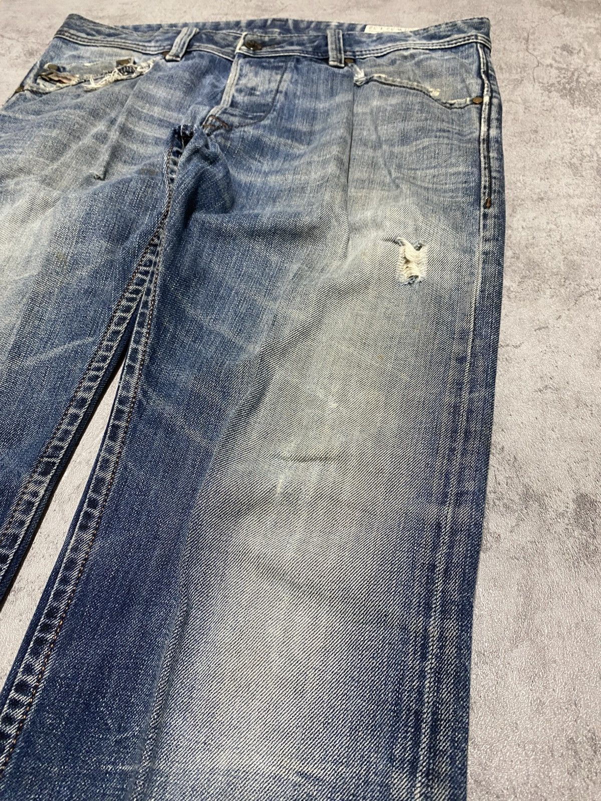 Diesel DIESEL DISTRESSED DARRON REGULAR SLIM TAPERED JEANS Size US 34 / EU 50 - 8 Thumbnail