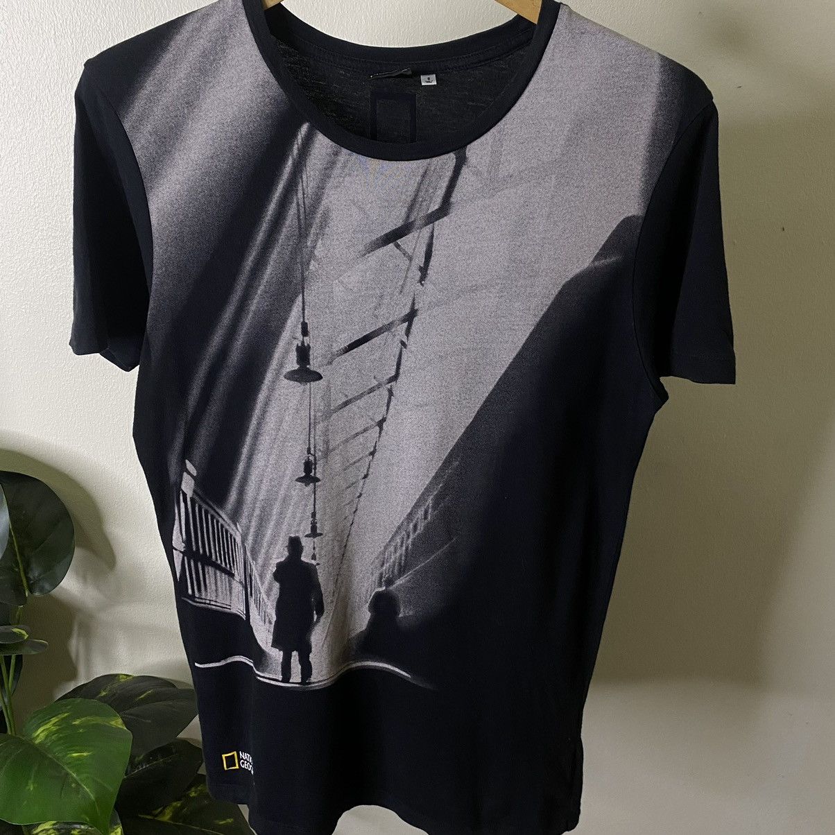 Japanese Brand Vintage Y2K National Geographic x Uniqlo Tee Size US S / EU 44-46 / 1 - 2 Thumbnail