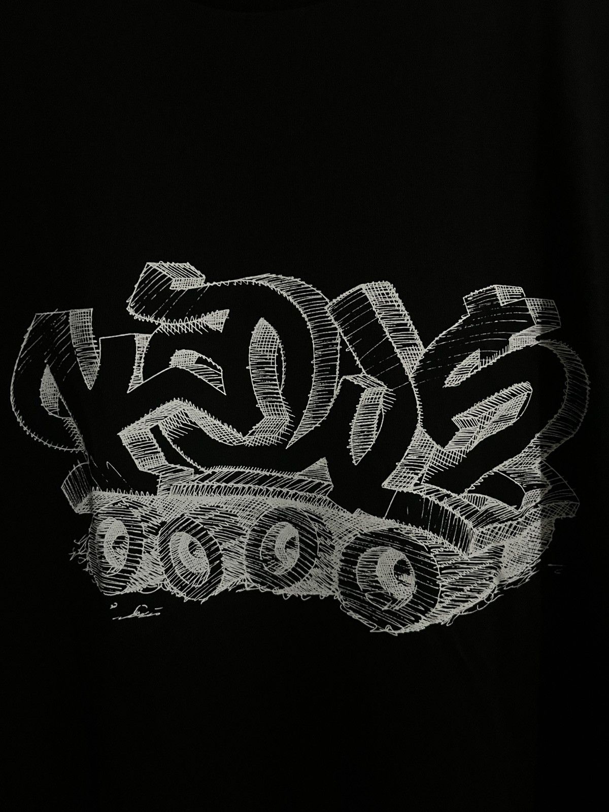 Kaws × Uniqlo Uniqlo x Kaws Graffiti Design Shirt Size US XL / EU 56 / 4 - 2 Thumbnail