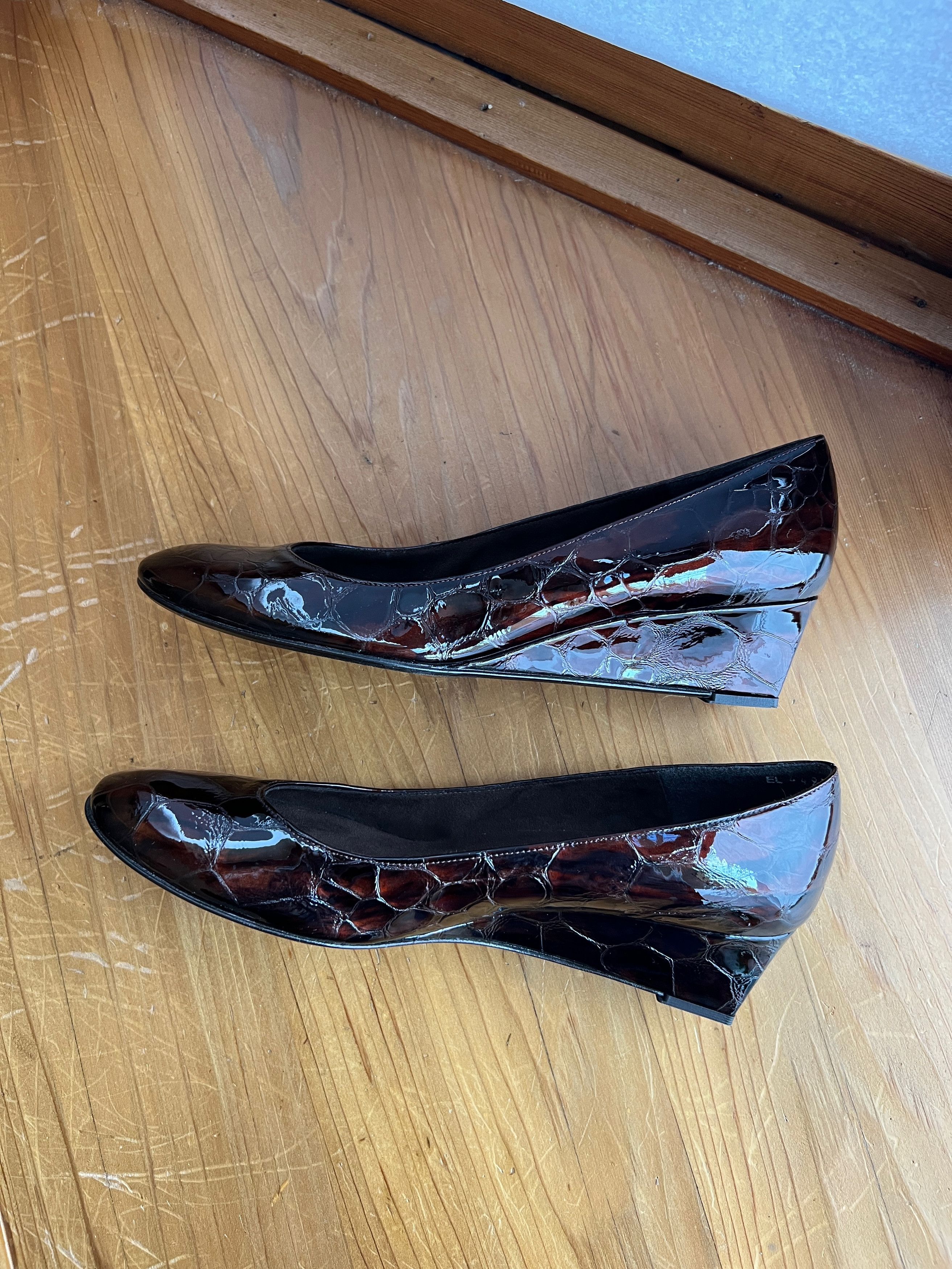 Stuart Weitzman Brown Alligator Stuart Weitzman Wedges Size US 9.5 / IT 39.5 - 7 Thumbnail