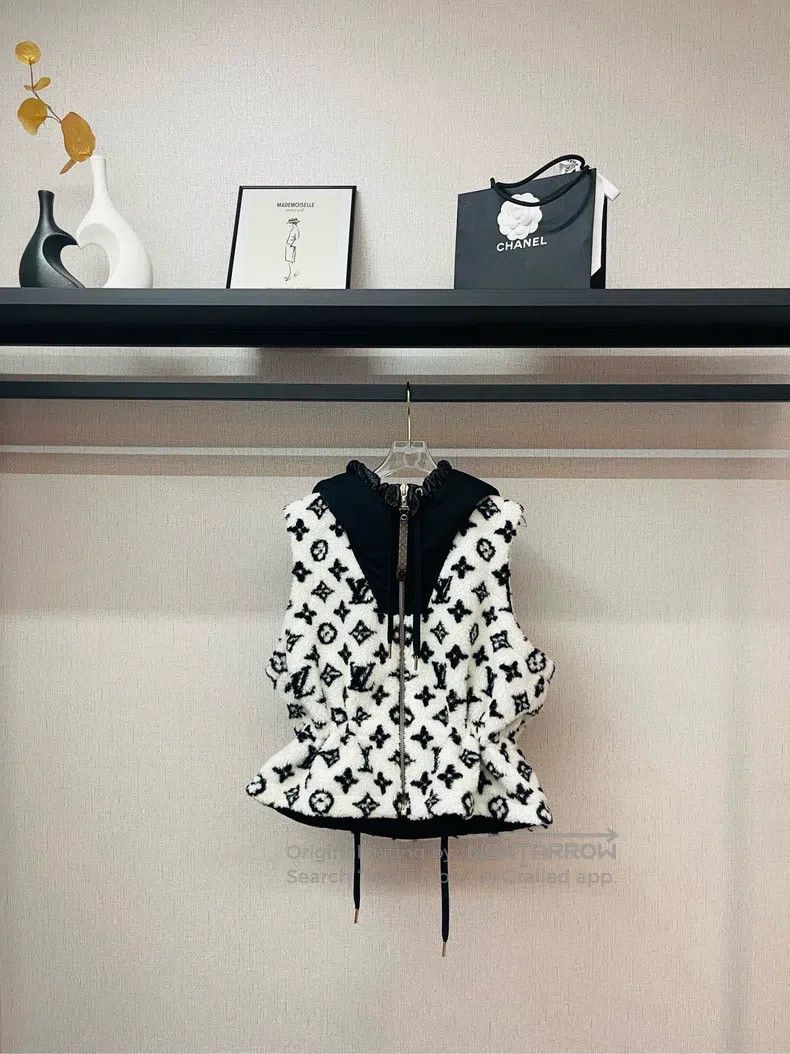 Louis Vuitton Louis Vuitton 24 popular black and white presbyopic waistc Size XS / US 0-2 / IT 36-38 - 1 Thumbnail