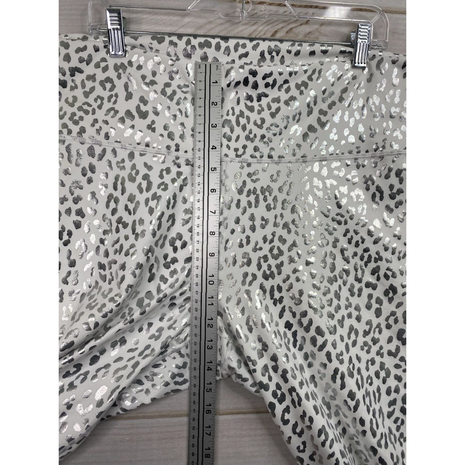 Fabletics Fabletics Leggings Cropped 3X White Silver Animal Print Metallic PowerHold Skiny Activewear Womens Shiny Size 40" / US 18 - 3 Thumbnail