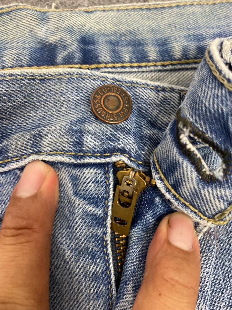 Levi's levis 505 relaxed fit distressed denim nice design Size US 39 - 13 Thumbnail