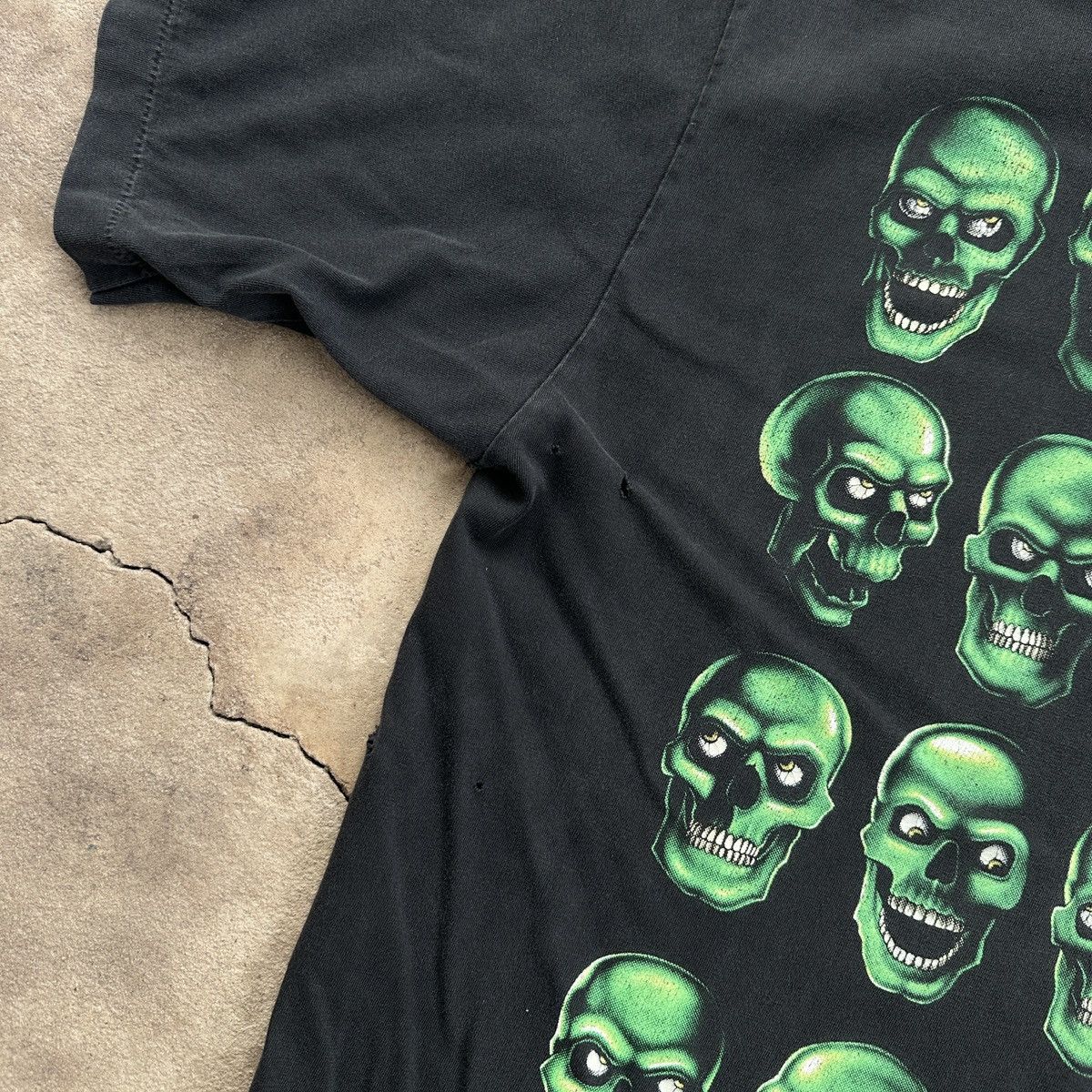 Vintage Vintage 00’s Green Skulls Distressed T-shirt Size US L / EU 52-54 / 3 - 11 Thumbnail