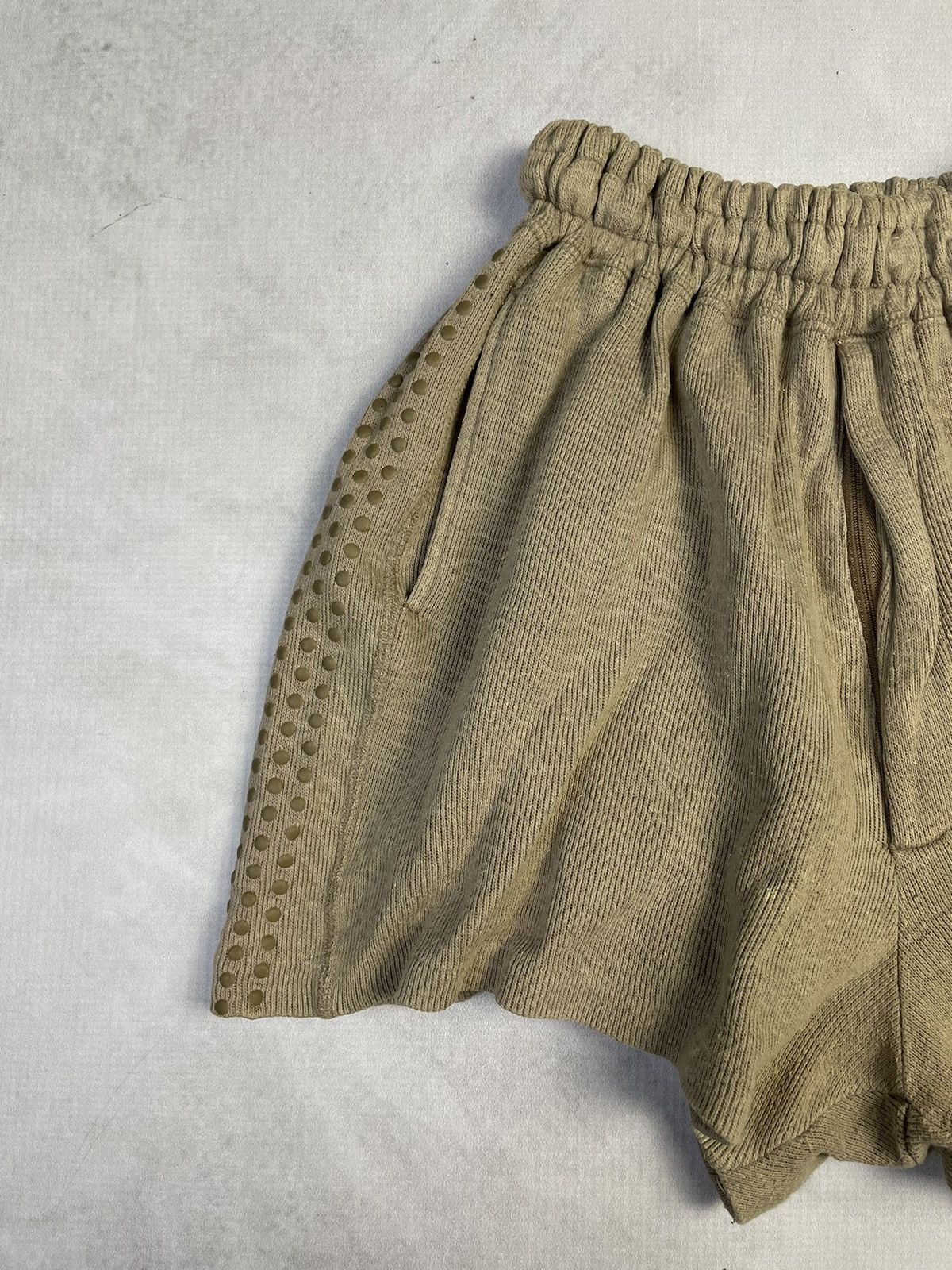 Issey Miyake 1980s Issey Miyake Men Brush Tag Rubber Dots Sweat Shorts Size US 30 / EU 46 - 2 Thumbnail
