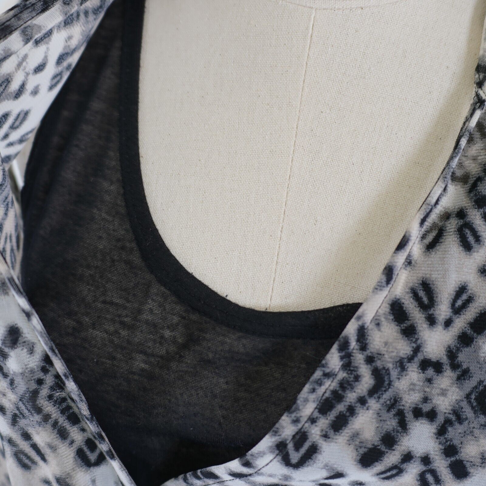 Designer French Laundry White Black Tan Animal Print Collared V-Neck Size XL / US 12-14 / IT 48-50 - 4 Thumbnail