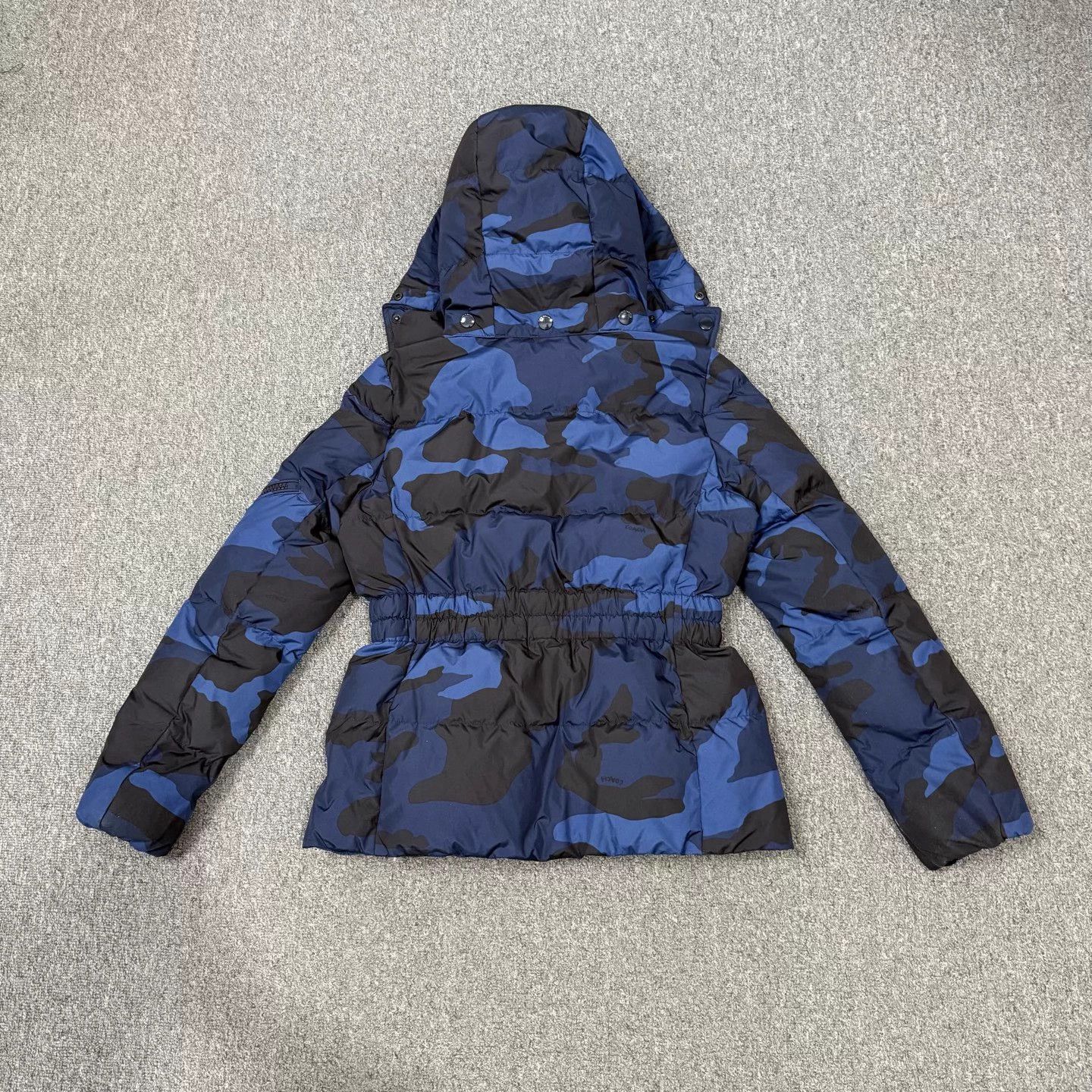 Coach Coach camo down jacket size S like new Size S / US 4 / IT 40 - 2 Thumbnail