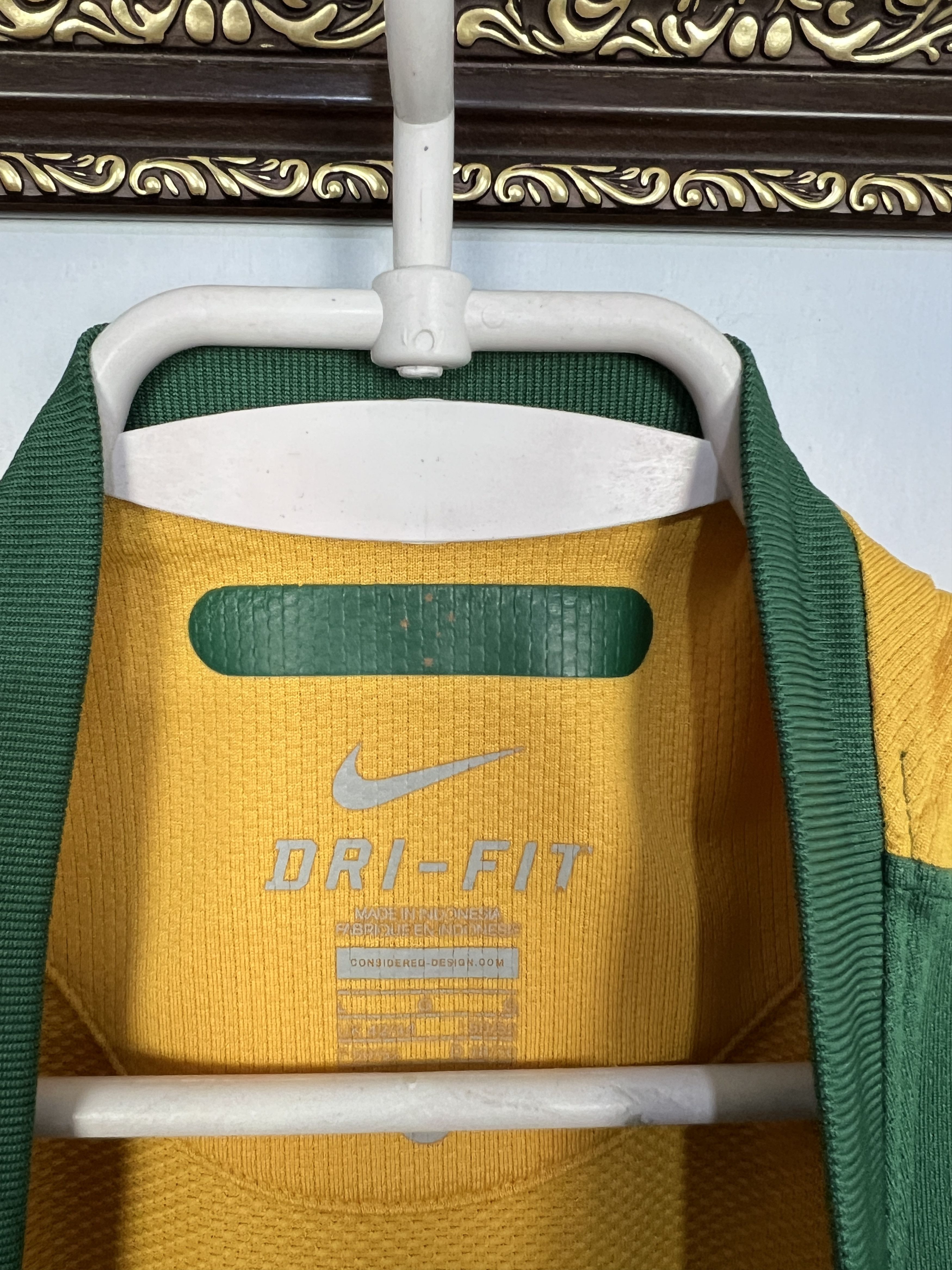 Nike Australia Home football shirt 2010 Soccer Nike Jersey Men Size US L / EU 52-54 / 3 - 9 Thumbnail